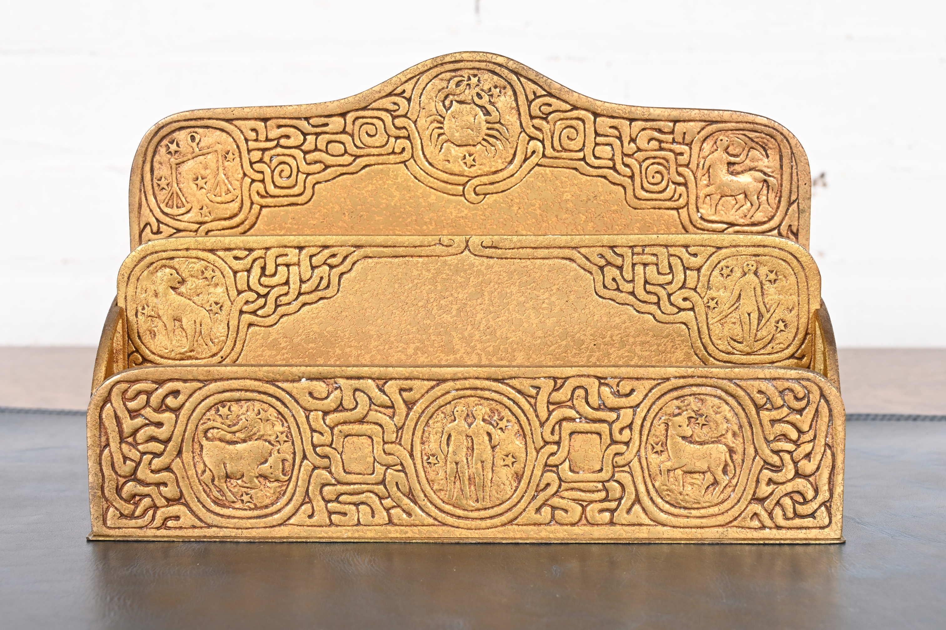 Tiffany Studios New York Zodiac Muster Bronze Doré Briefständer (amerikanisch) im Angebot