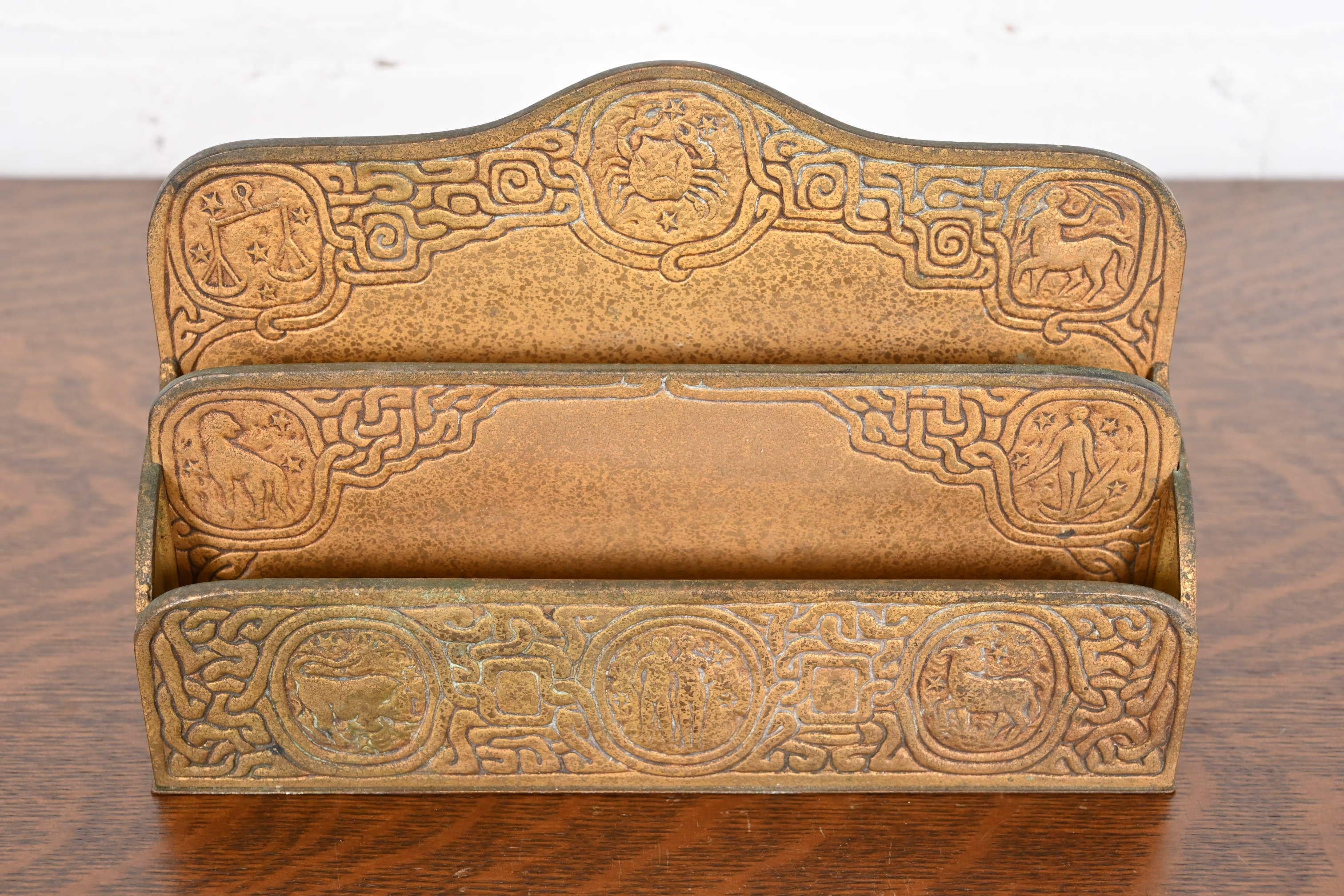 Tiffany Studios New York Zodiac Muster Bronze Doré Briefständer (amerikanisch) im Angebot