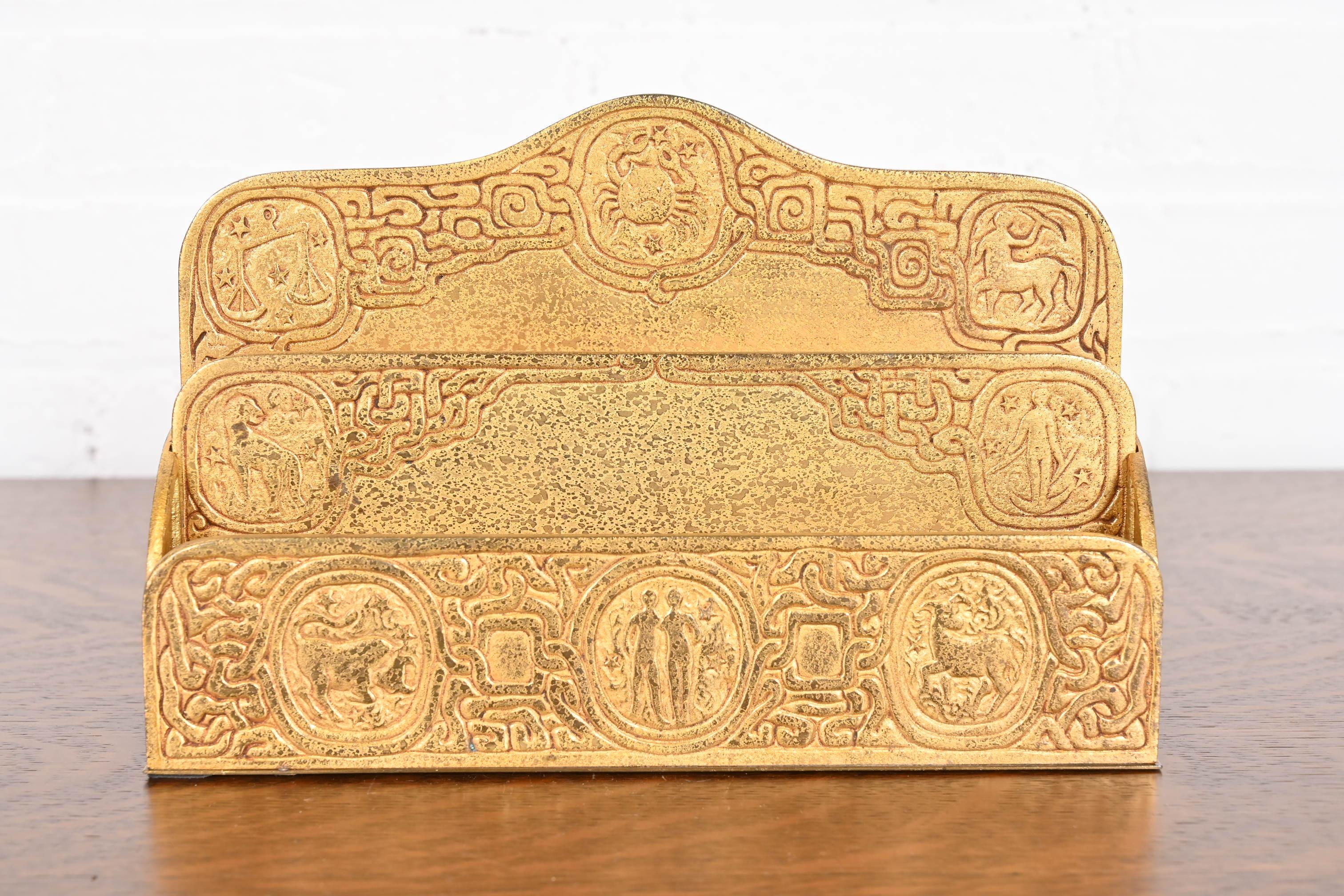 Tiffany Studios New York Zodiac Muster Bronze Doré Briefständer (amerikanisch) im Angebot