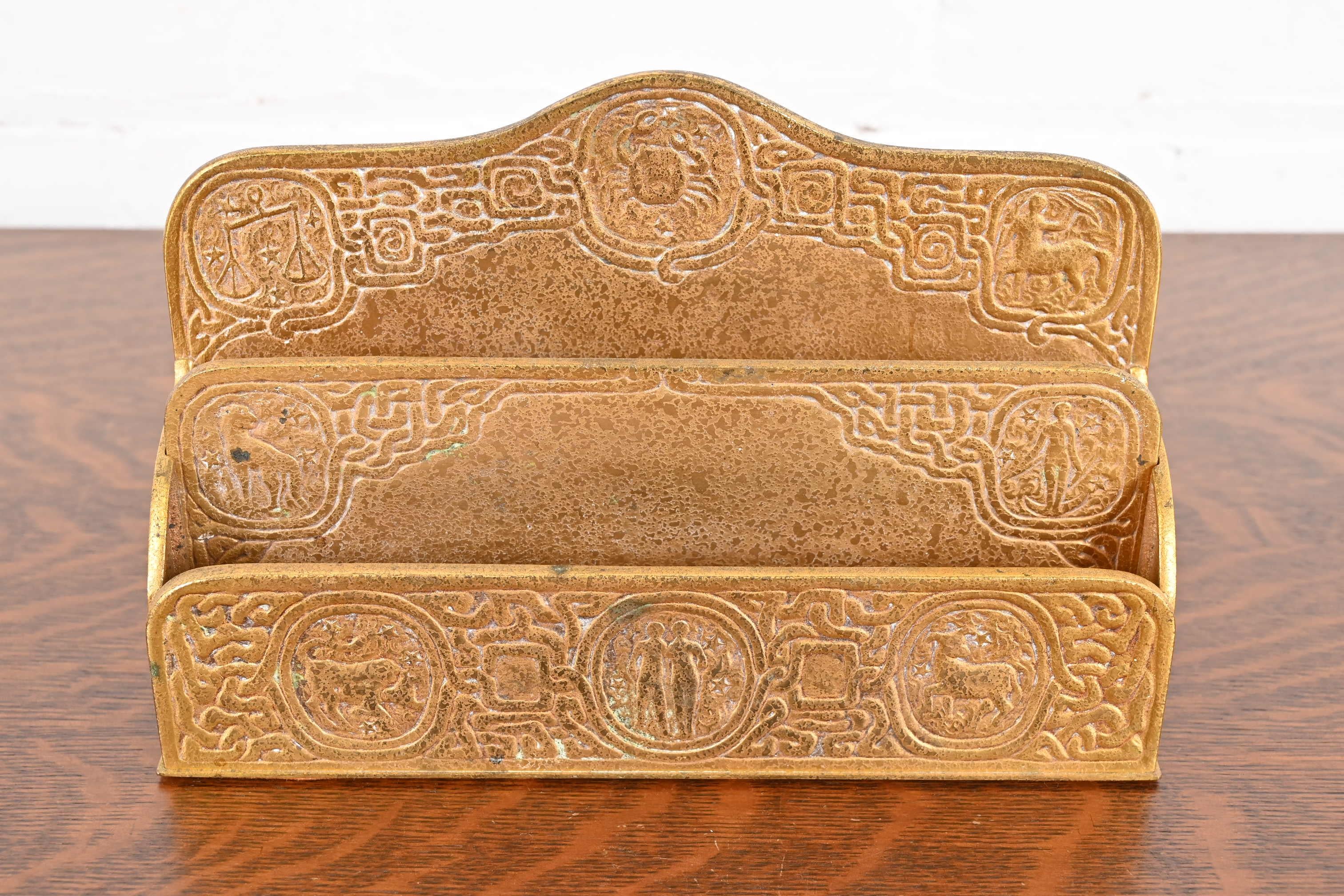 Tiffany Studios New York Zodiac Muster Bronze Doré Briefständer im Zustand „Gut“ im Angebot in South Bend, IN