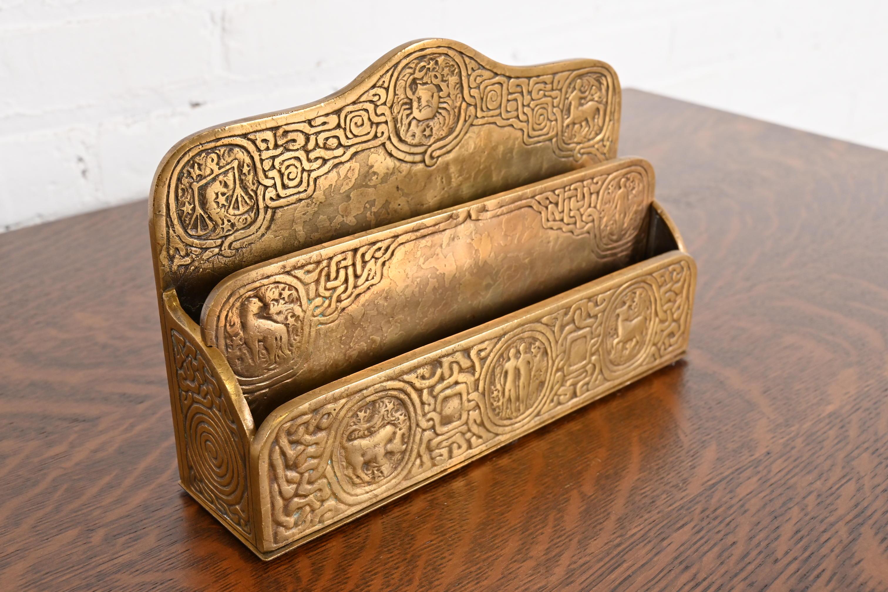 Tiffany Studios New York Zodiac Muster Bronze Doré Briefständer im Zustand „Gut“ im Angebot in South Bend, IN