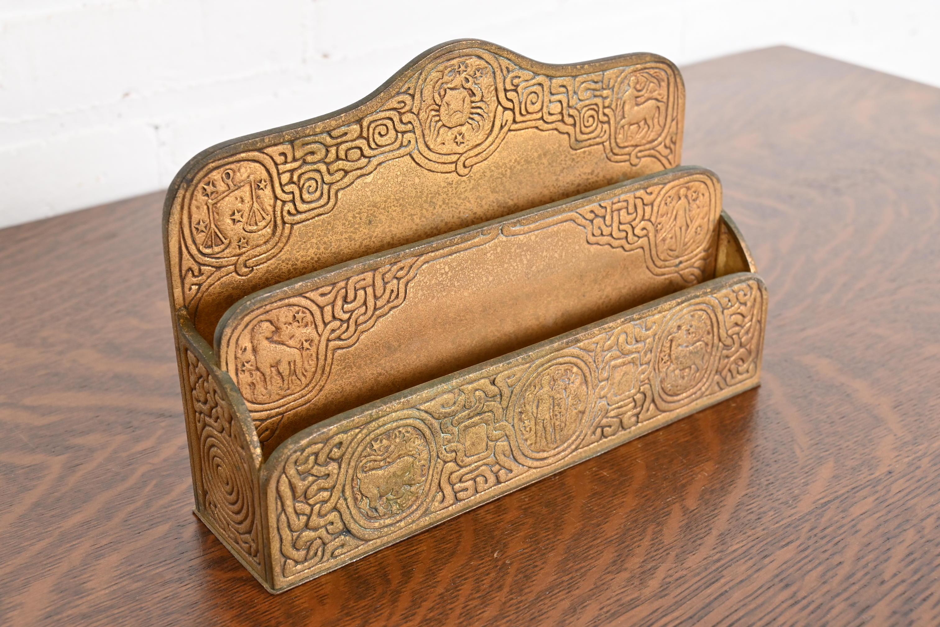 Tiffany Studios New York Zodiac Muster Bronze Doré Briefständer im Zustand „Gut“ im Angebot in South Bend, IN