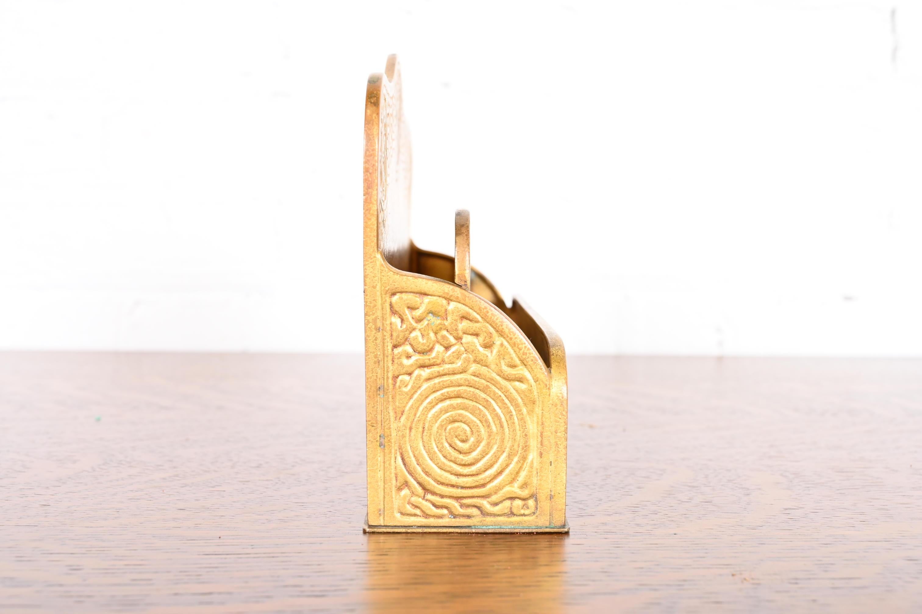 Tiffany Studios New York Zodiac Muster Bronze Doré Briefständer (20. Jahrhundert) im Angebot
