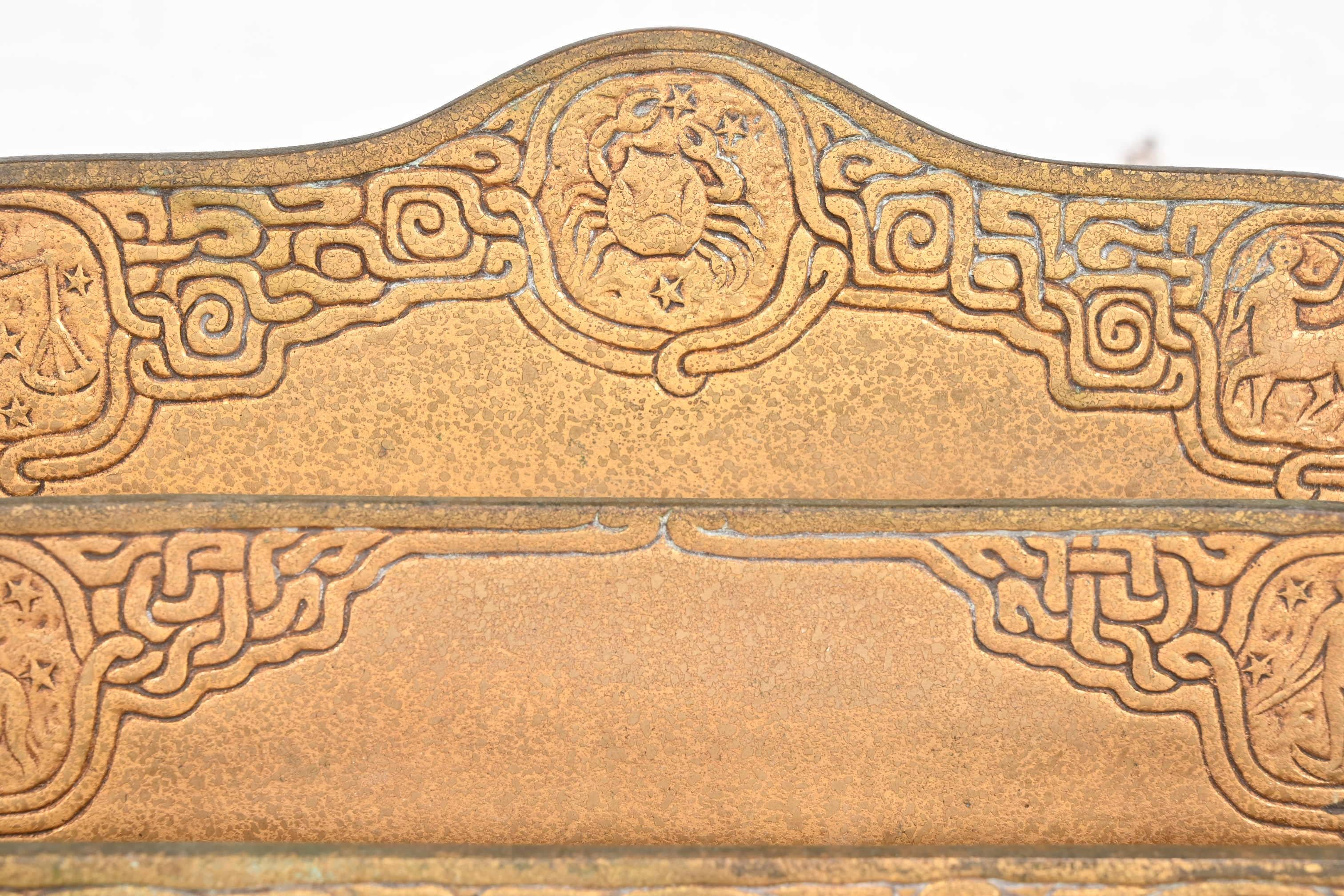 Tiffany Studios New York Zodiac Muster Bronze Doré Briefständer (20. Jahrhundert) im Angebot