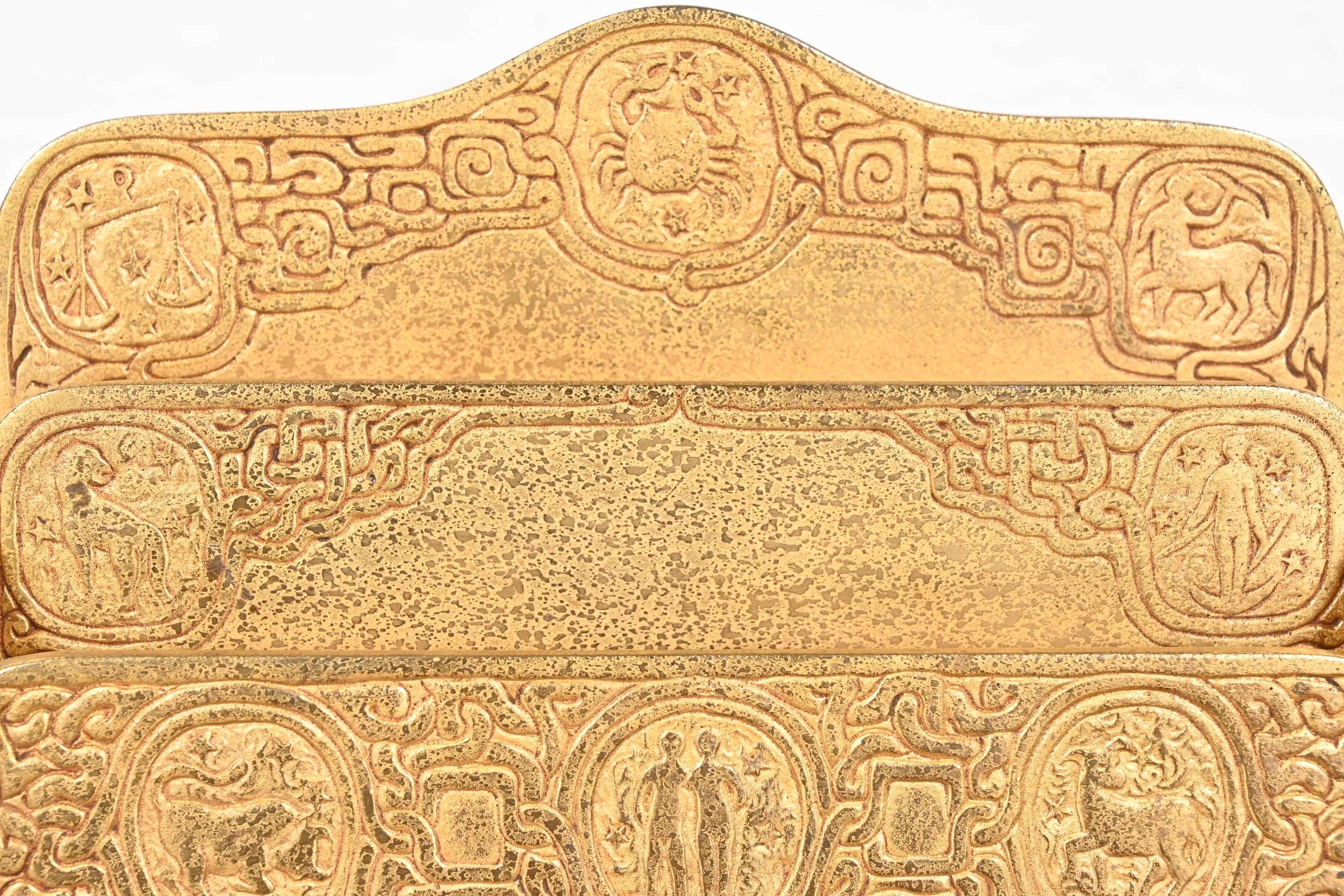 Tiffany Studios New York Zodiac Muster Bronze Doré Briefständer (20. Jahrhundert) im Angebot