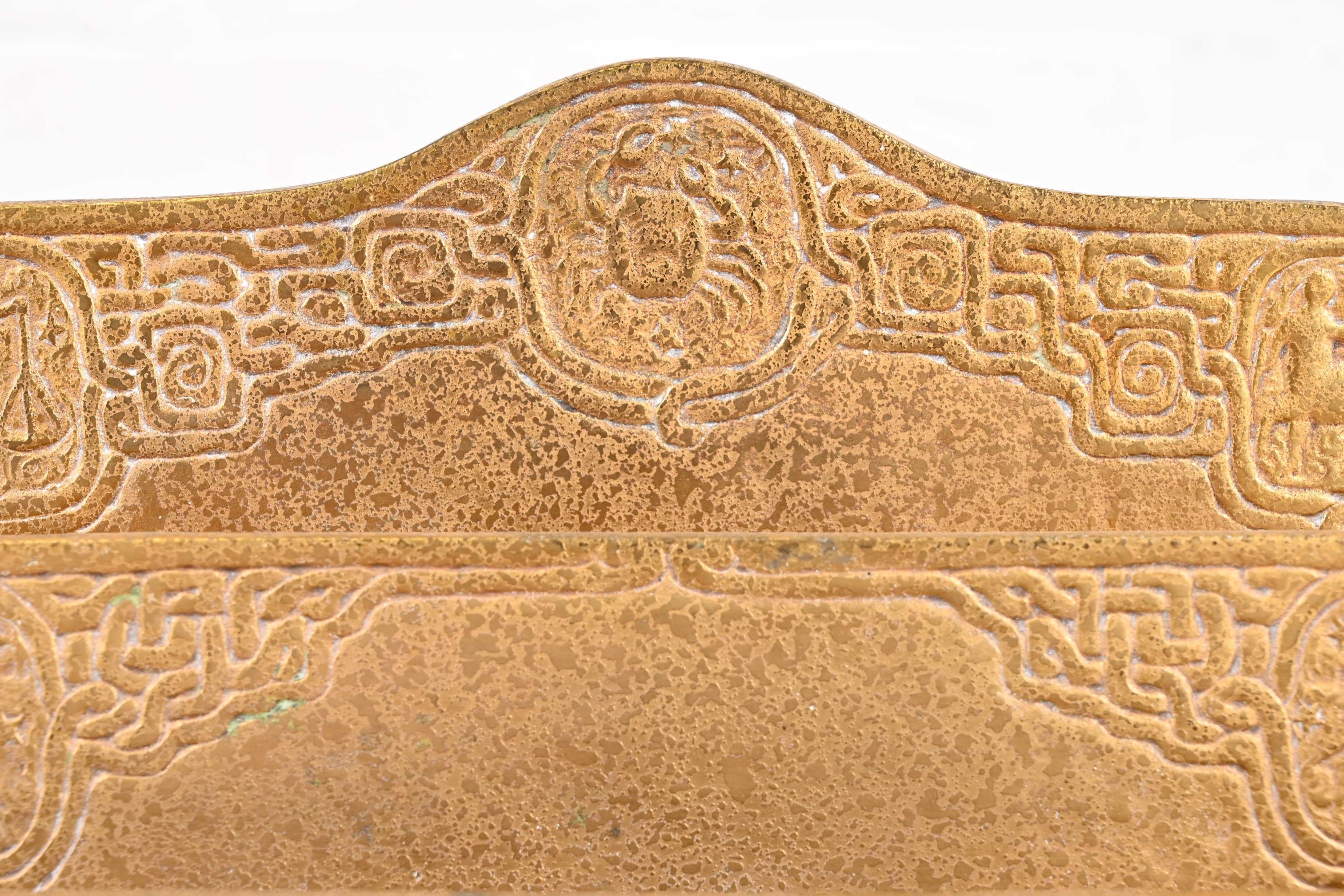 Tiffany Studios New York Zodiac Muster Bronze Doré Briefständer im Angebot 1