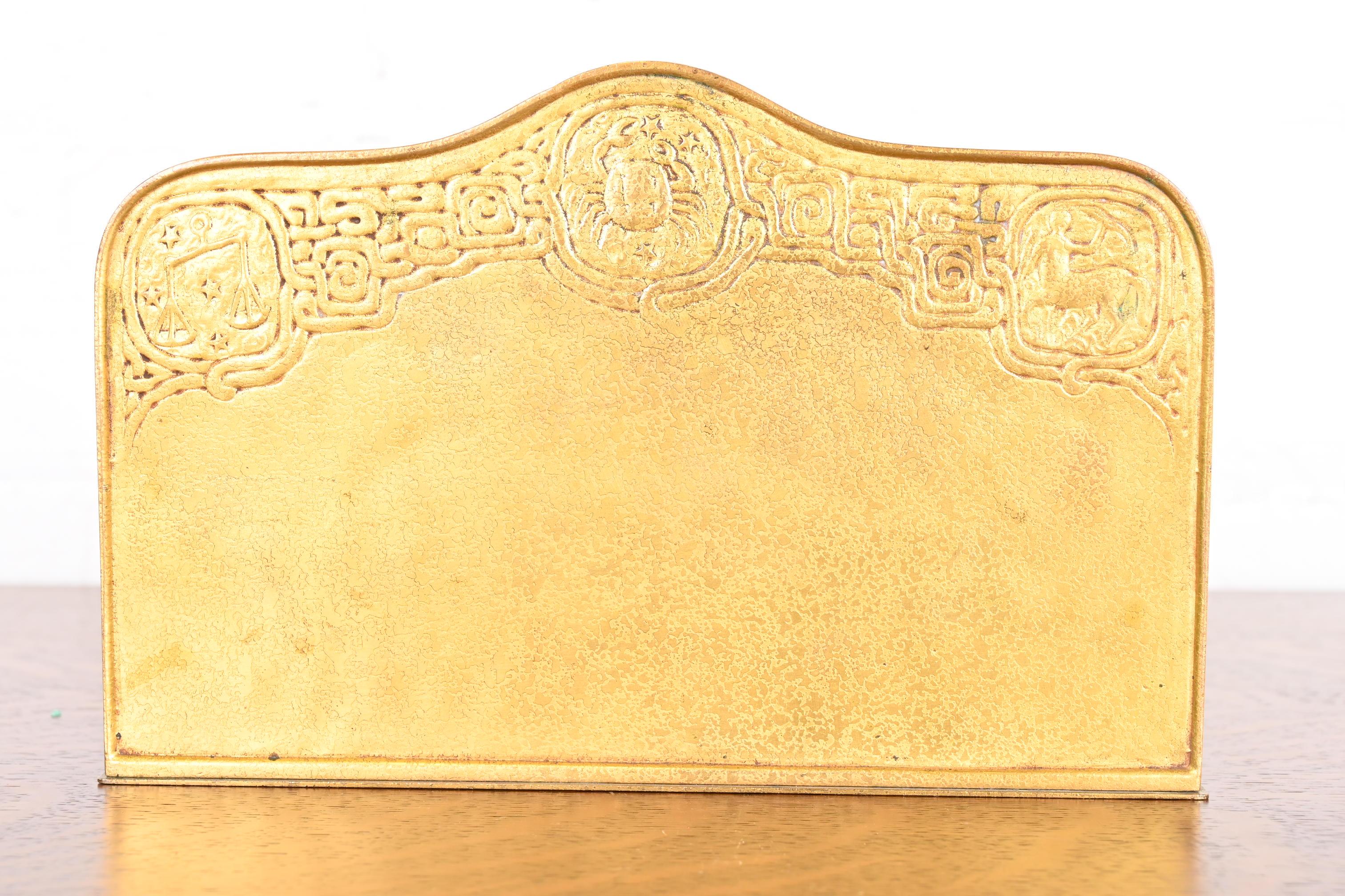 Tiffany Studios New York Zodiac Muster Bronze Doré Briefständer im Angebot 2