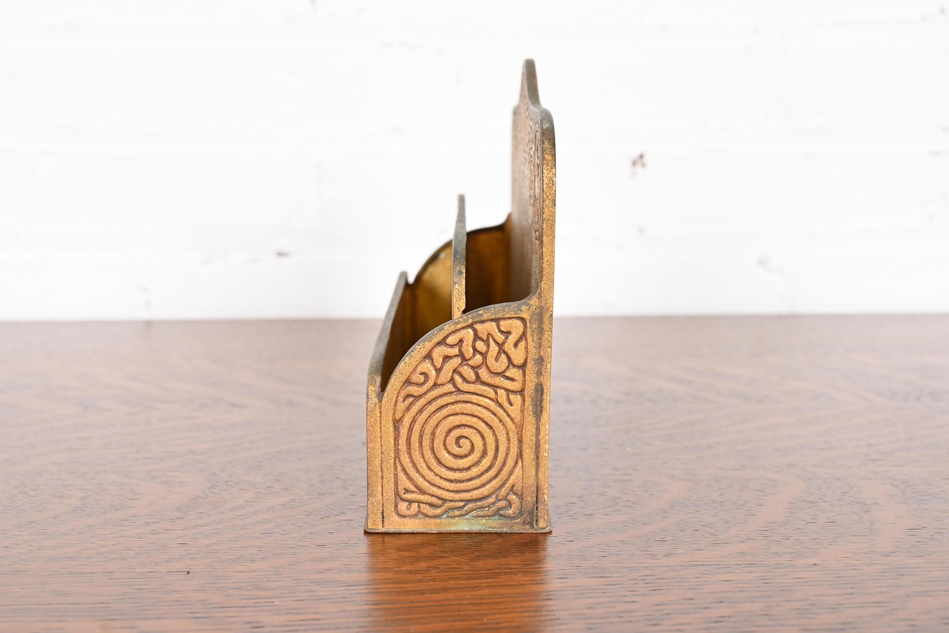 Tiffany Studios New York Zodiac Muster Bronze Doré Briefständer im Angebot 2