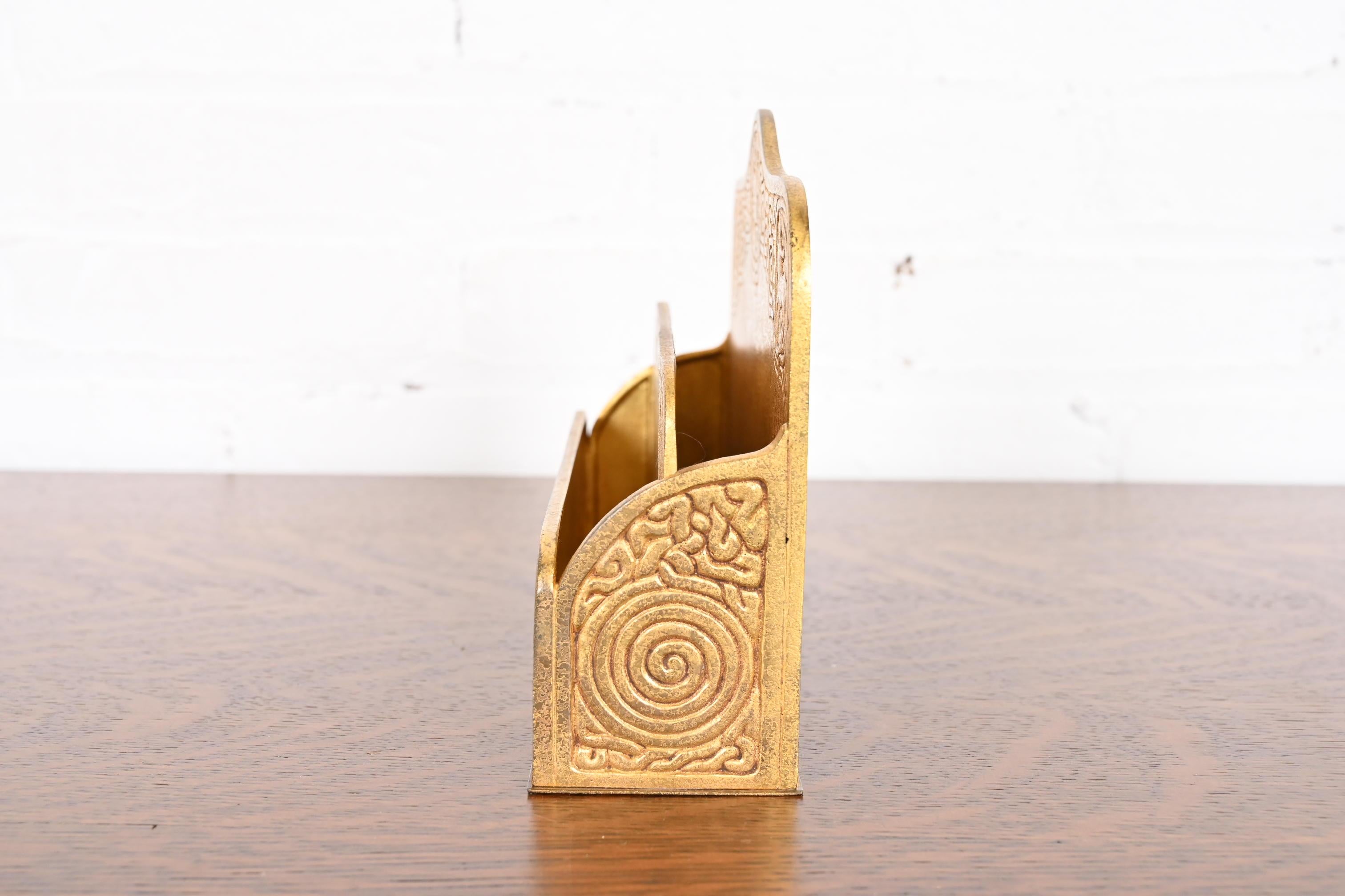 Tiffany Studios New York Zodiac Muster Bronze Doré Briefständer im Angebot 2