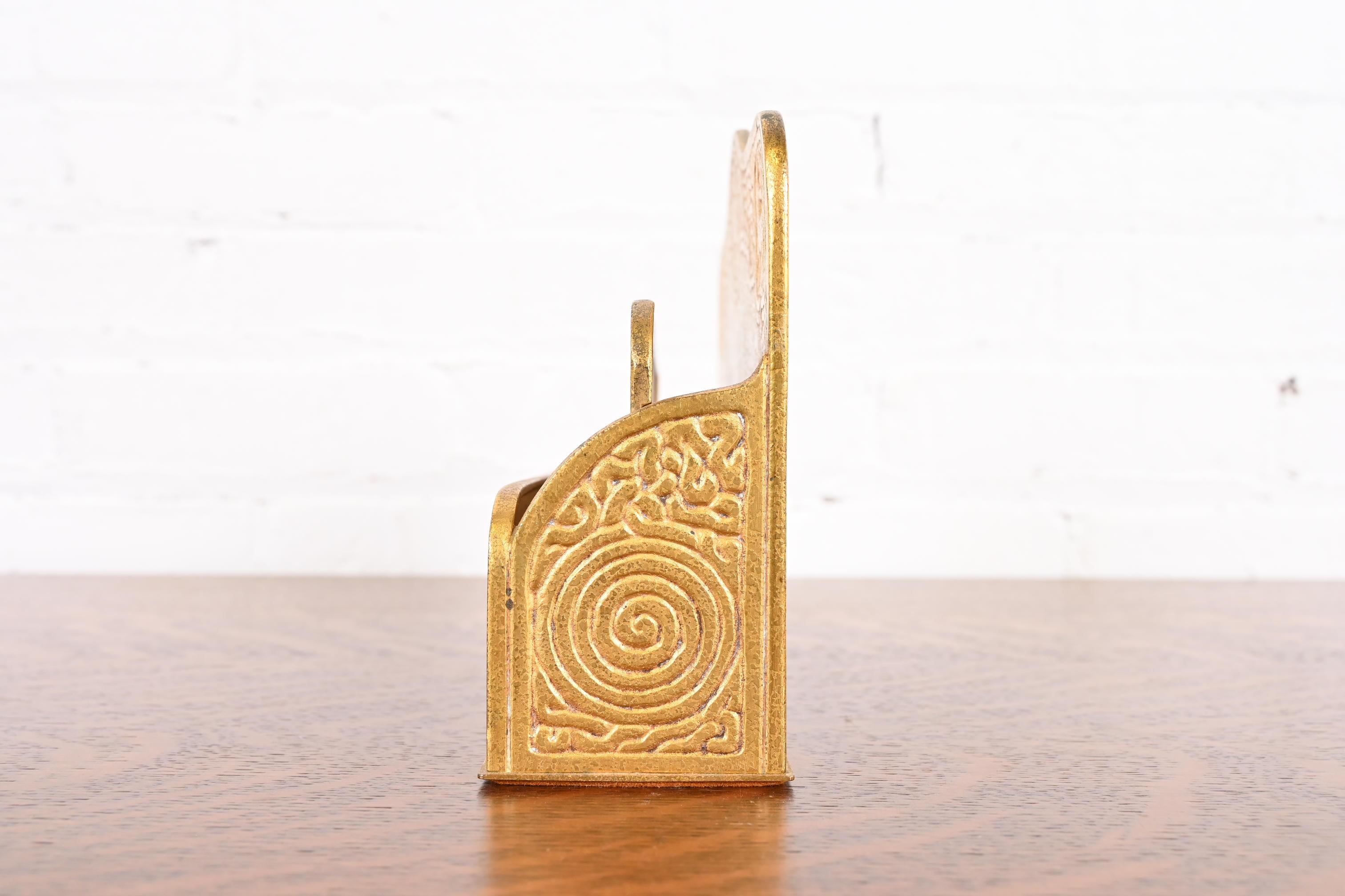 Tiffany Studios New York Zodiac Muster Bronze Doré Briefständer im Angebot 3