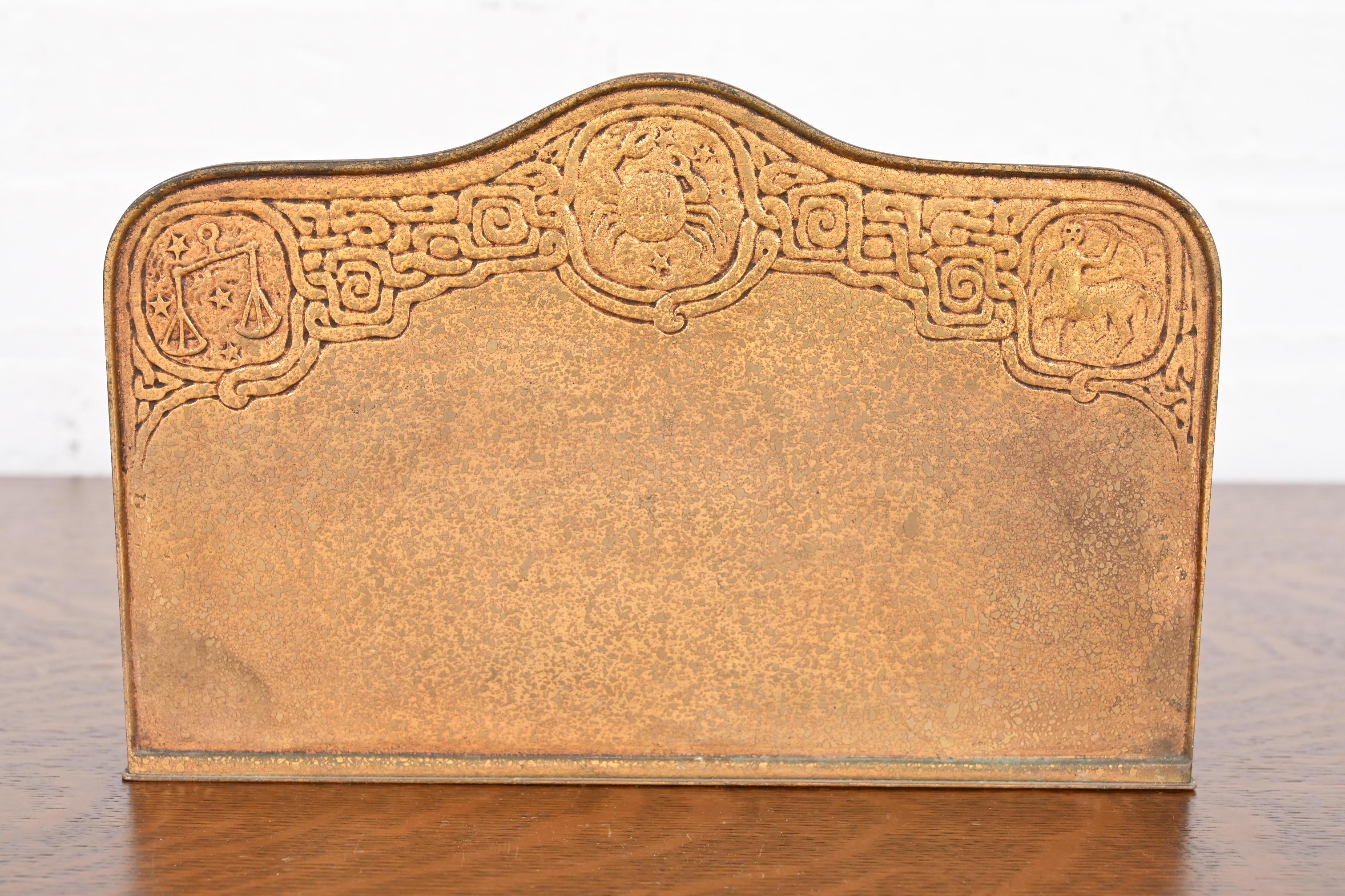 Tiffany Studios New York Zodiac Muster Bronze Doré Briefständer im Angebot 3