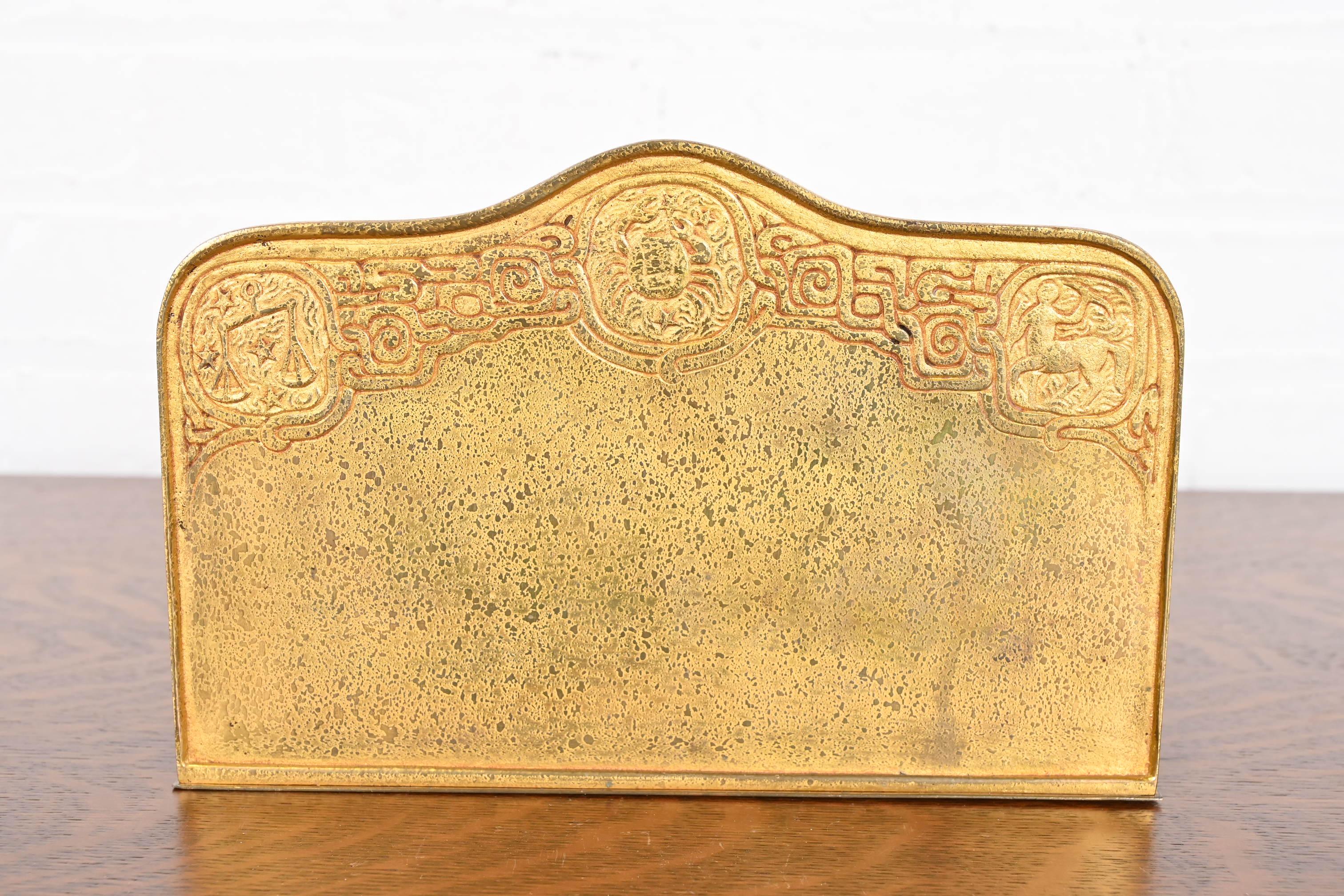 Tiffany Studios New York Zodiac Muster Bronze Doré Briefständer im Angebot 3