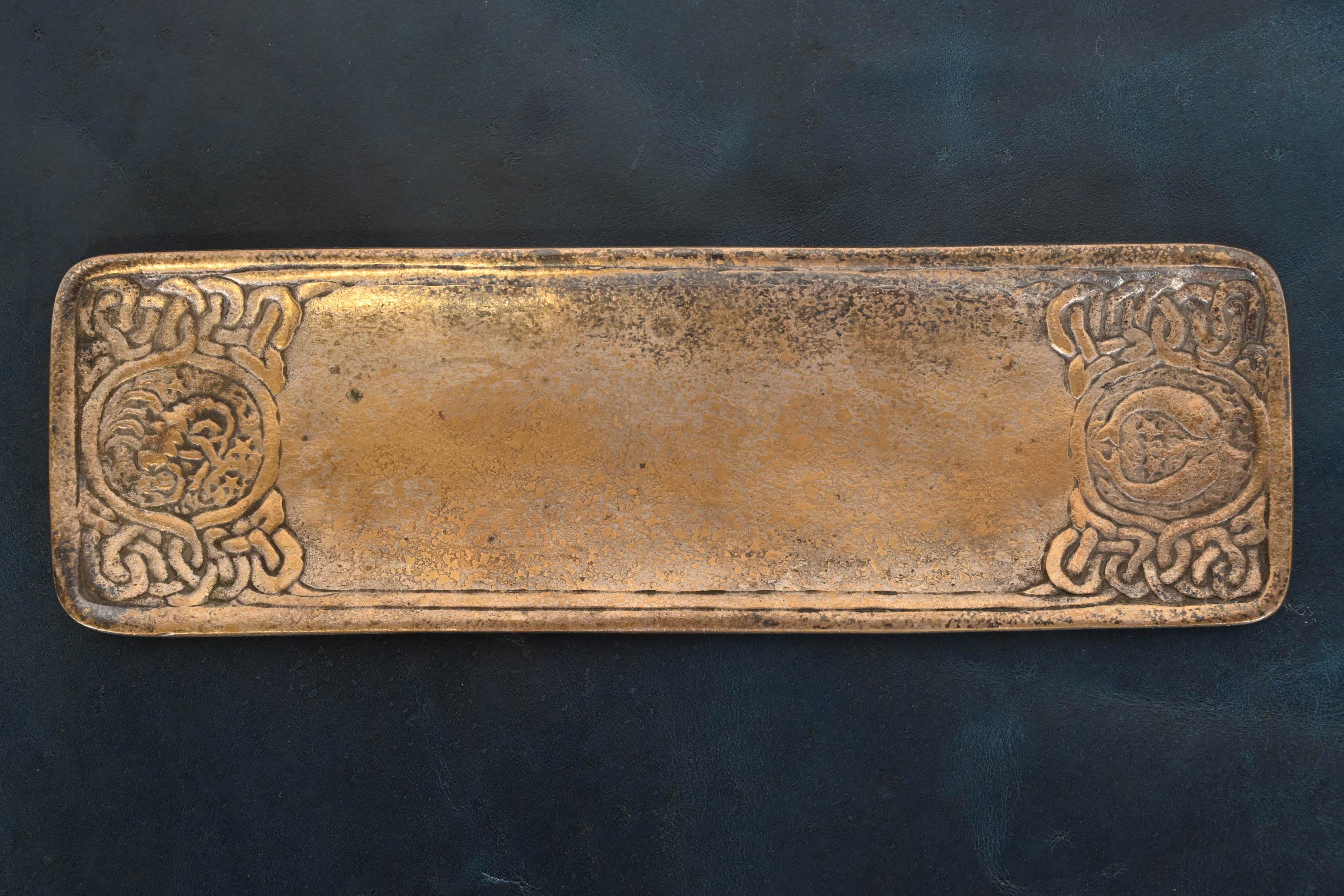 Uno splendido vassoio portapenne antico in bronzo dorato con motivo 