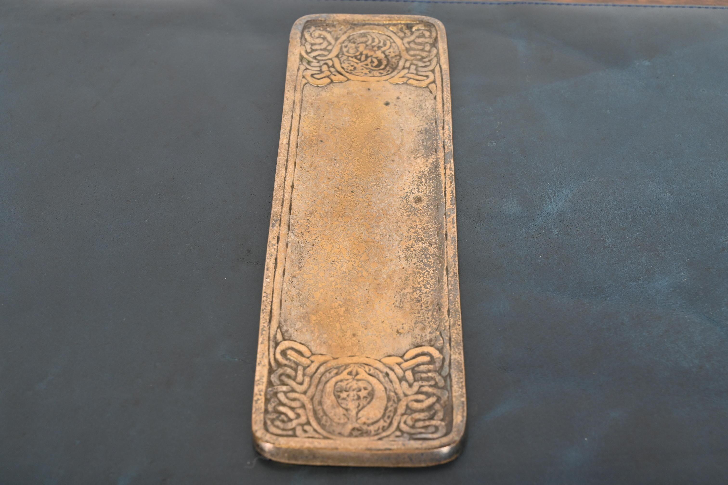 Bronzo Vassoio per penne Doré in bronzo con motivo Zodiac di Tiffany Studios New York in vendita