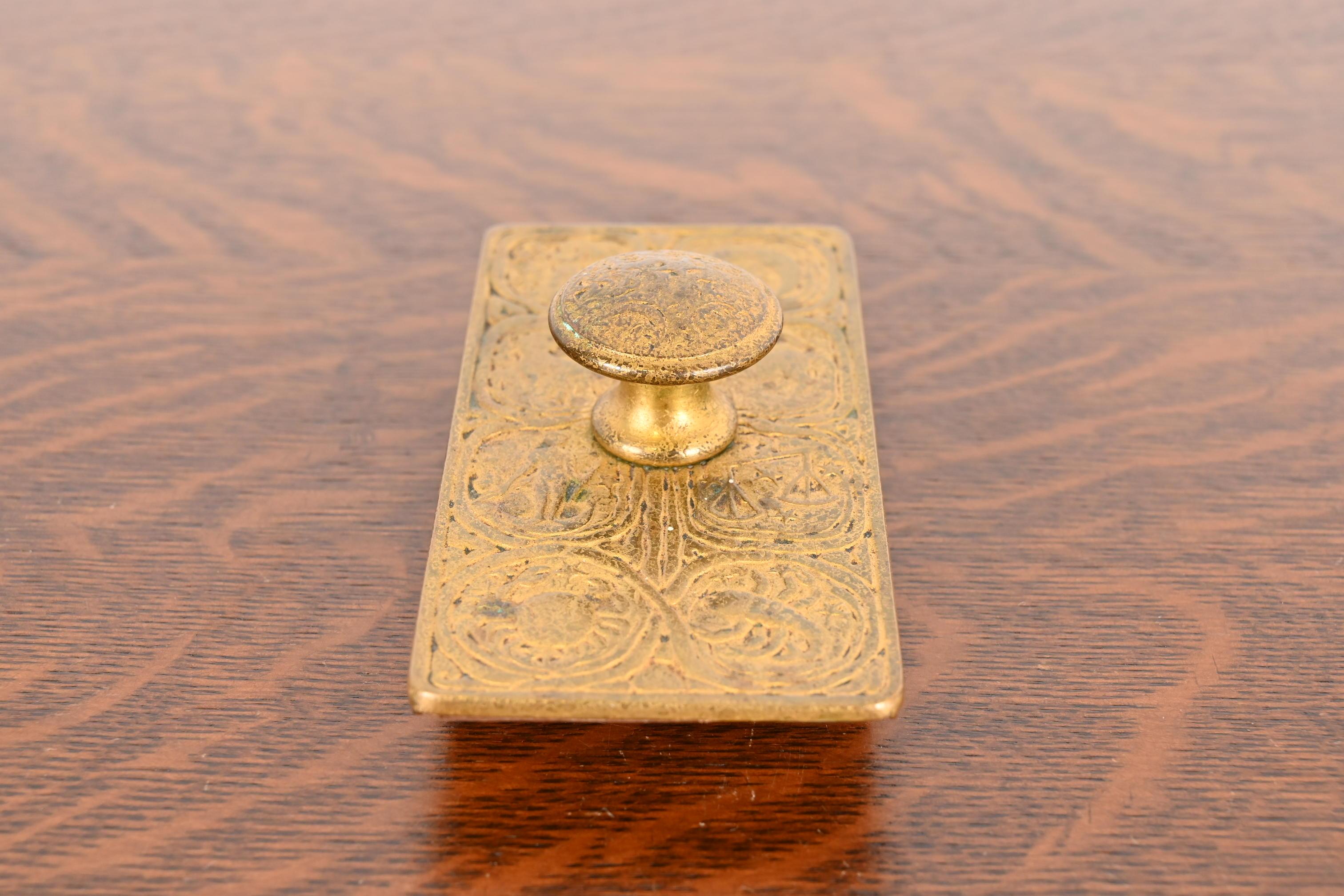 Tiffany Studios New York Zodiac Muster Bronze Doré Rocker Blotter im Zustand „Gut“ im Angebot in South Bend, IN