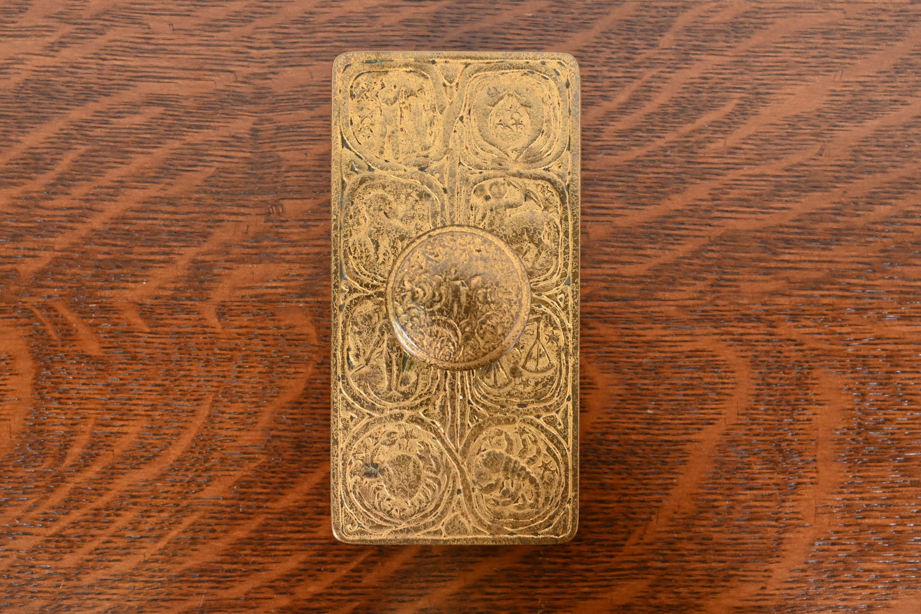 Tiffany Studios New York Zodiac Muster Bronze Doré Rocker Blotter (20. Jahrhundert) im Angebot