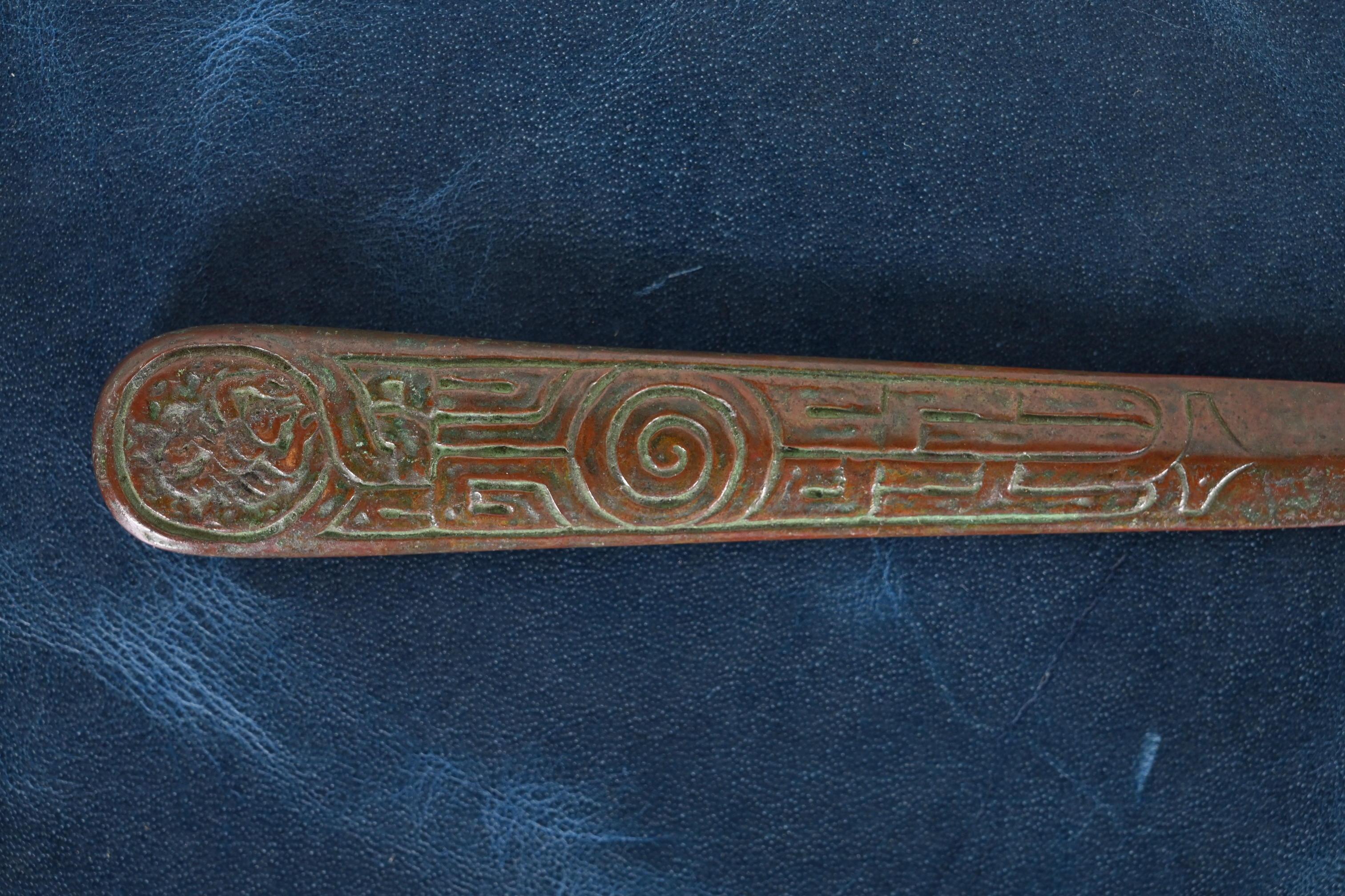 Tiffany Studios New York Zodiac Muster Bronze Brieföffner im Zustand „Gut“ im Angebot in South Bend, IN