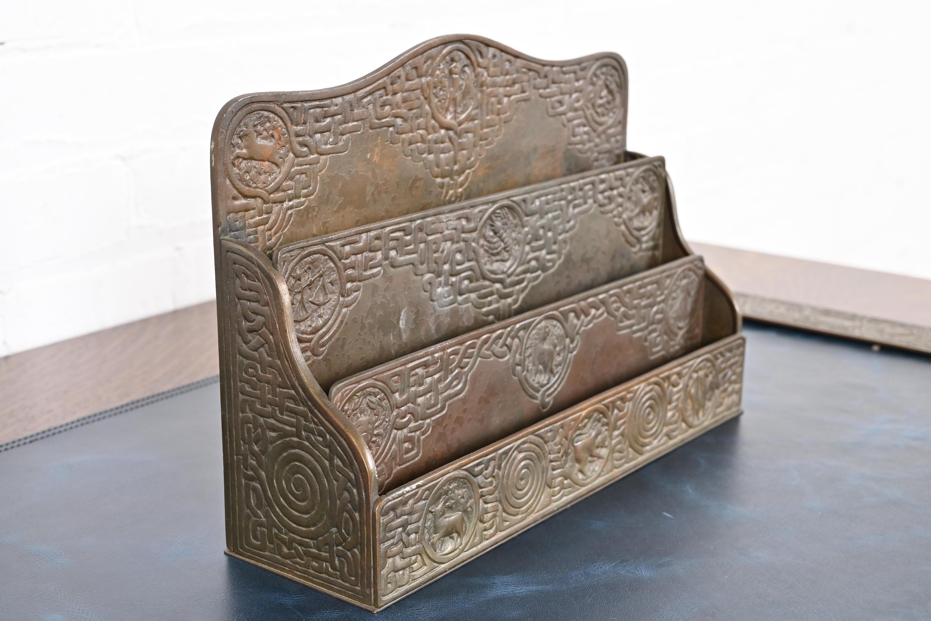 Uno splendido portacarte da scrivania in bronzo di epoca Arts & Crafts o Art Deco con motivo 