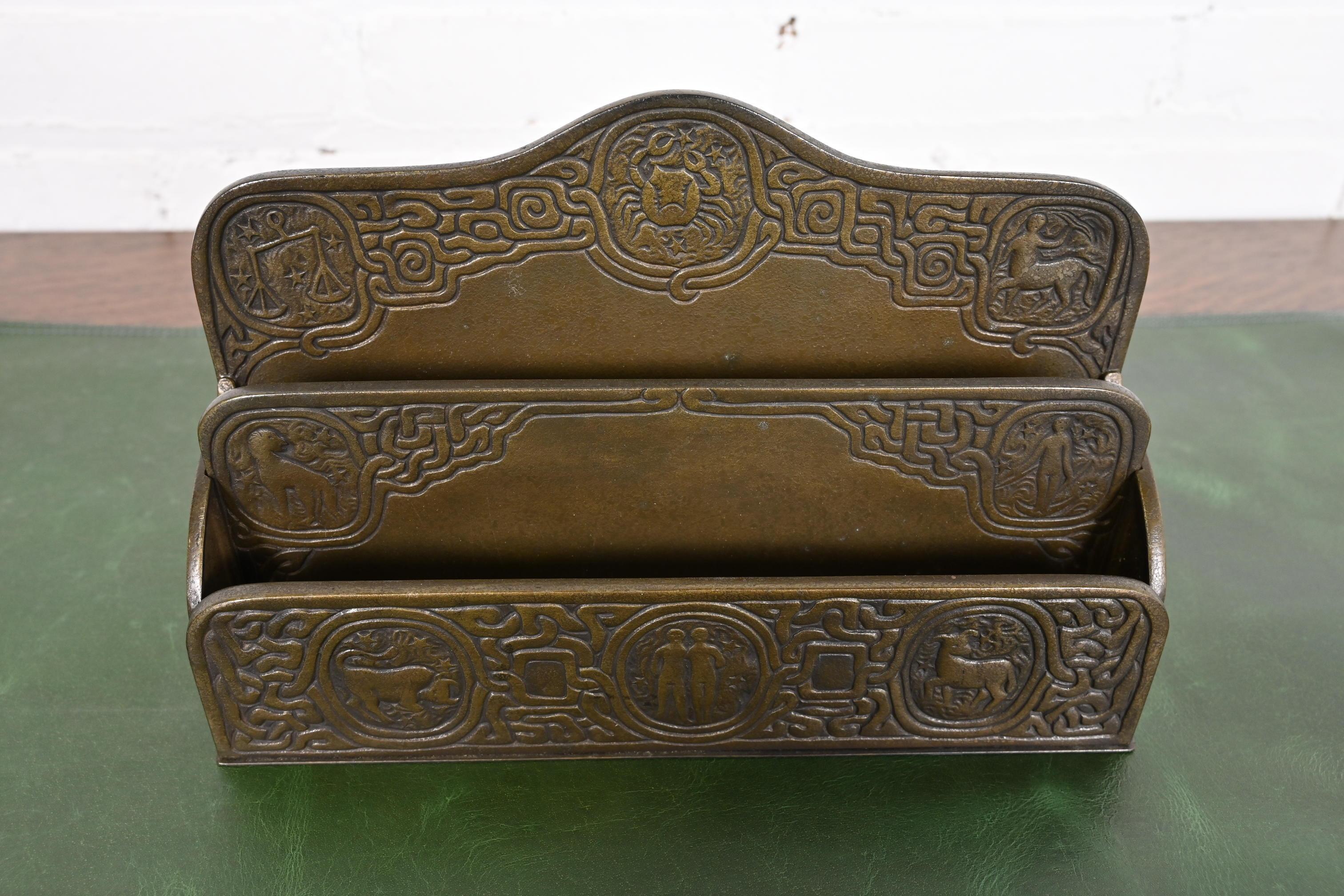 Uno splendido portacarte da scrivania in bronzo di epoca Arts & Crafts o Art Deco con motivo 