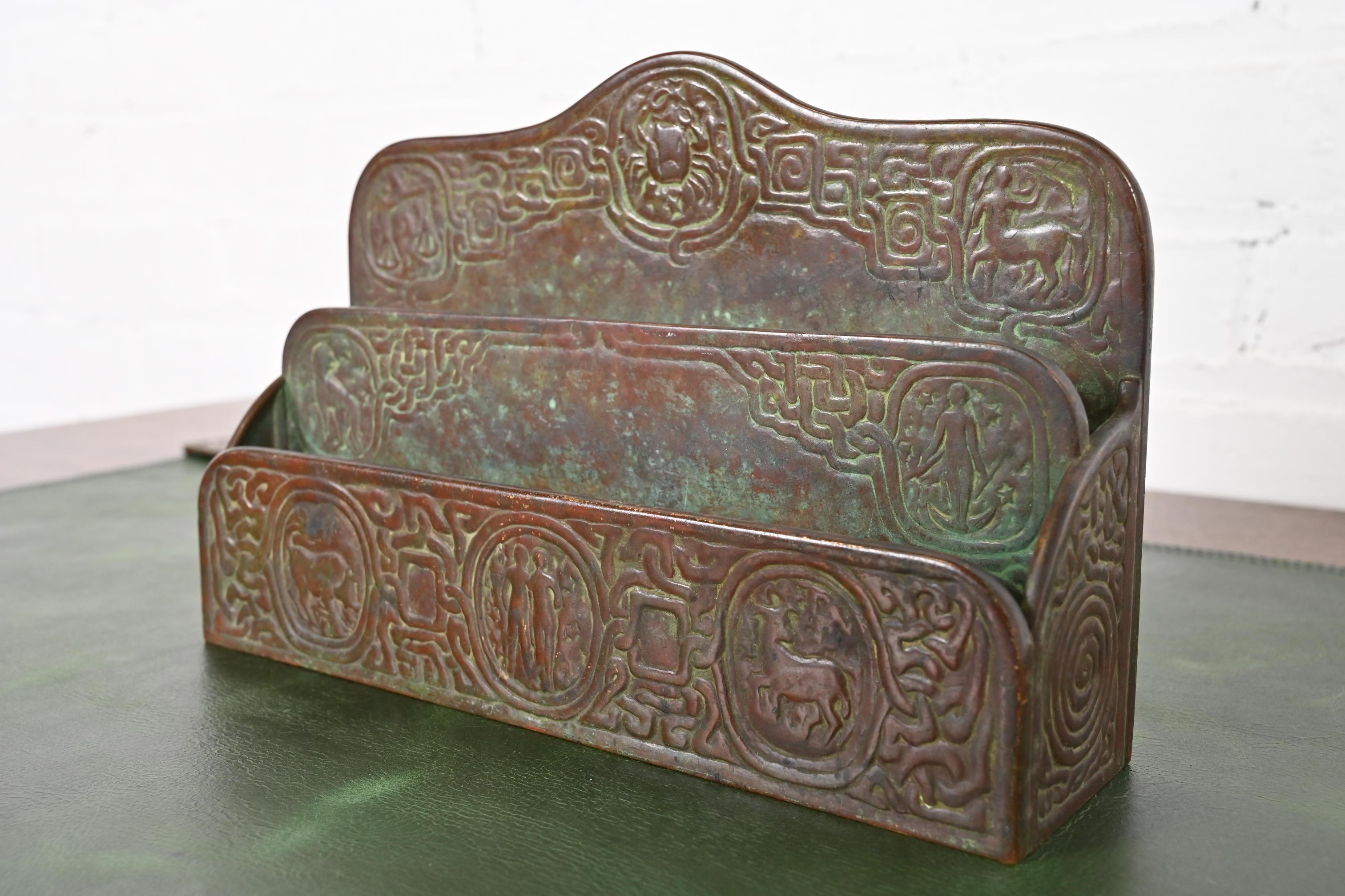 Uno splendido portacarte da scrivania in bronzo di epoca Arts & Crafts o Art Deco con motivo 