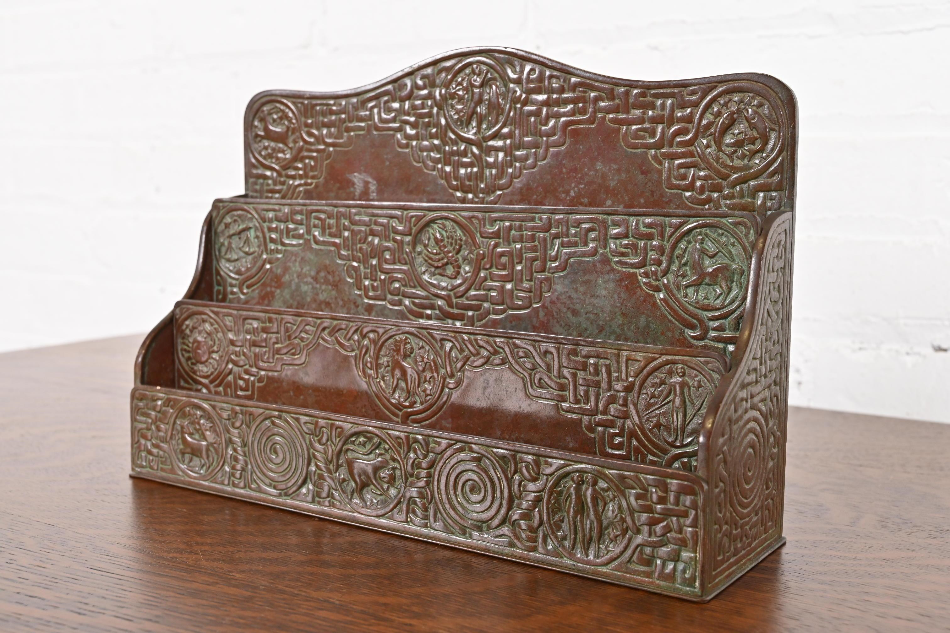 Uno splendido portacarte da scrivania in bronzo di epoca Arts & Crafts o Art Deco con motivo 