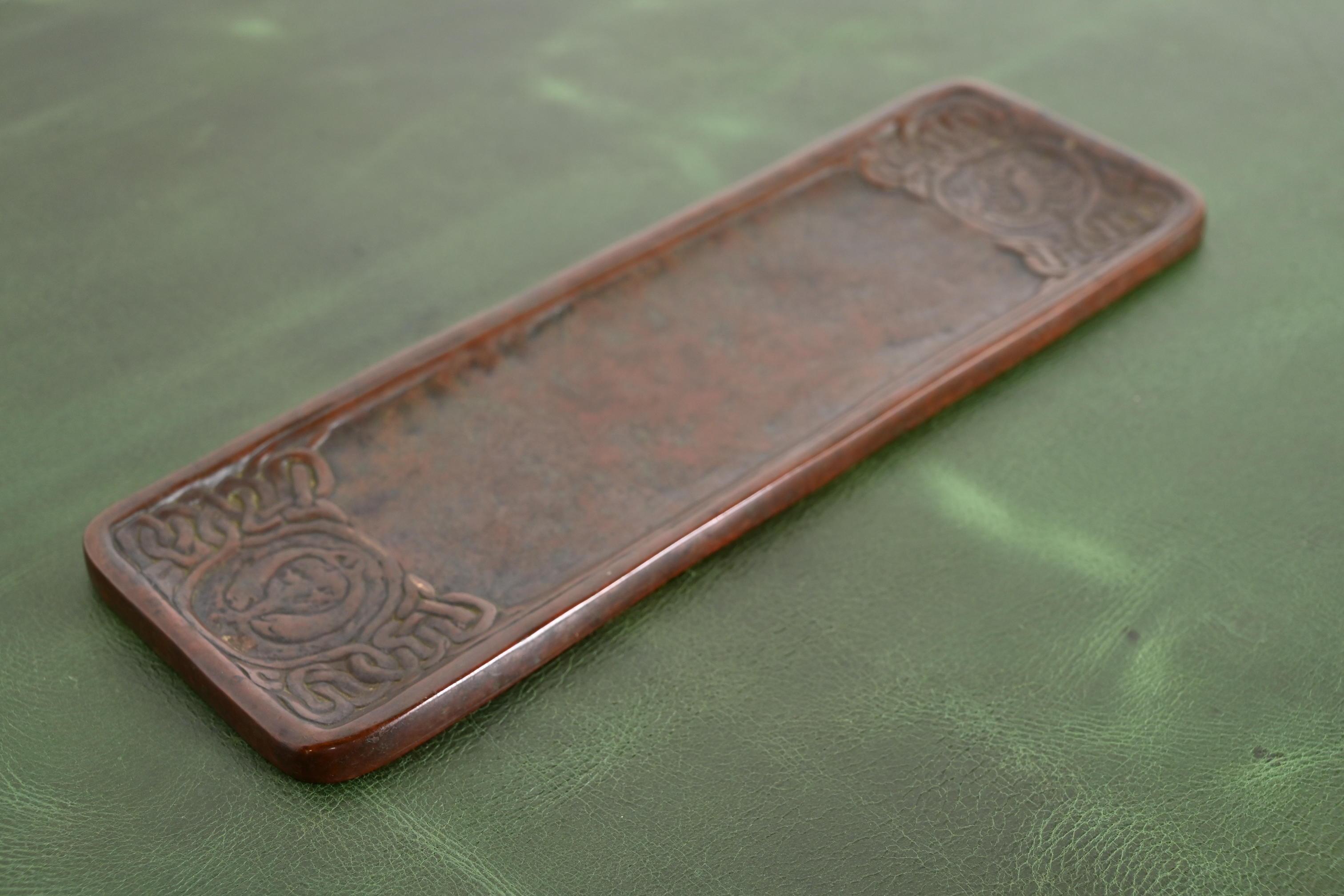 Eine prächtige antike Arts & Crafts oder Art Deco Zeitraum Bronze Zodiac Muster Stift Tablett

Von Tiffany Studios (signiert auf der Unterseite)

New York, USA, Anfang des 20. Jahrhunderts

Maße: 10 