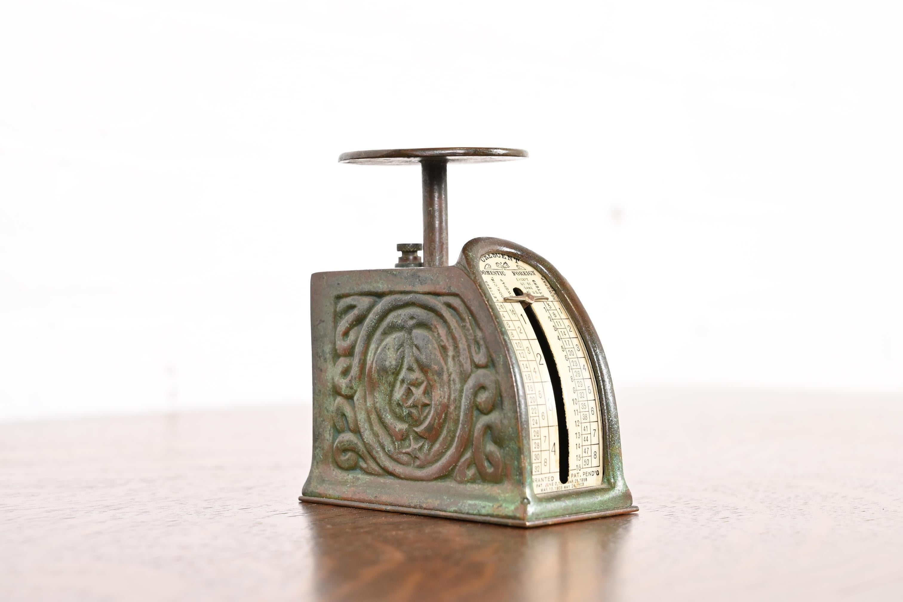 Una splendida bilancia antica in bronzo di epoca Arts & Crafts o Art Deco con l'iconico motivo Zodiac in patina verde verdastra.

Di Tiffany Studios (firmato sul lato inferiore)

New York, USA, inizio del XX secolo

Misure: 1,75