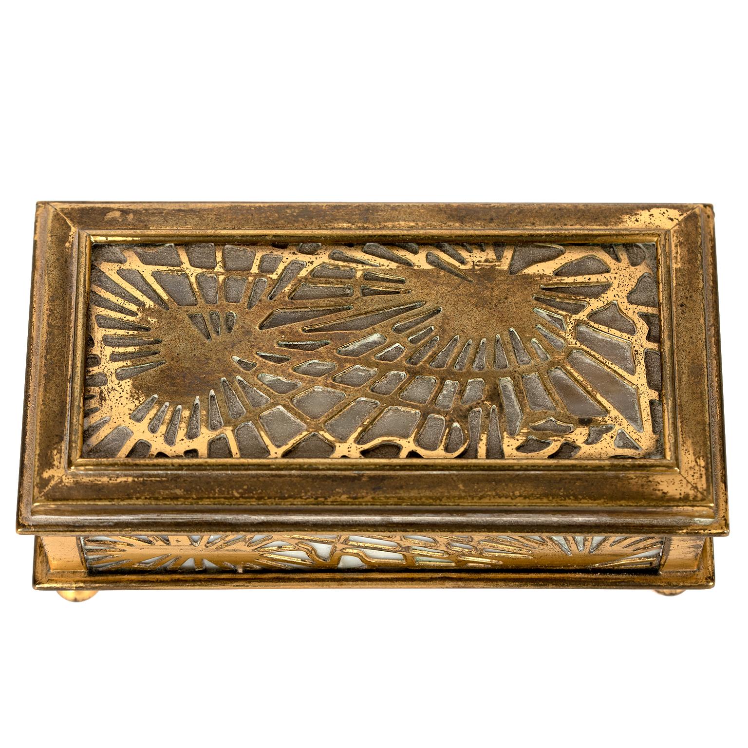 Tiffany Studios NY 801 Pine Needle Stamp Box In Good Condition For Sale In Toronto, ON