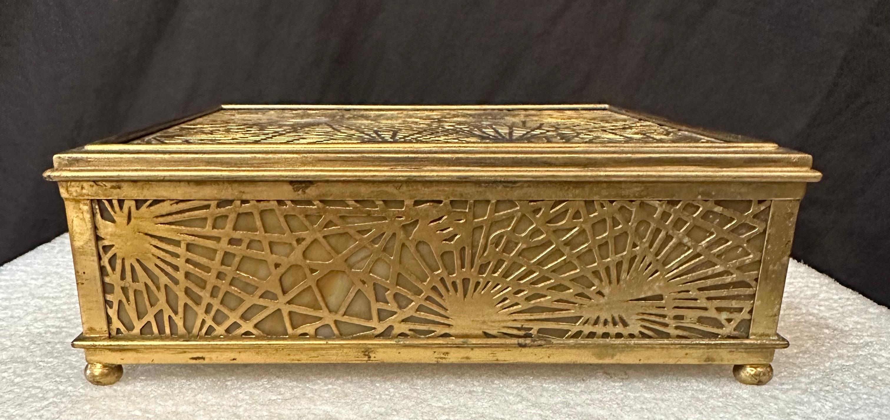 Tiffany Studios Caja de pañuelos con dibujo de agujas de pino Art Nouveau en venta