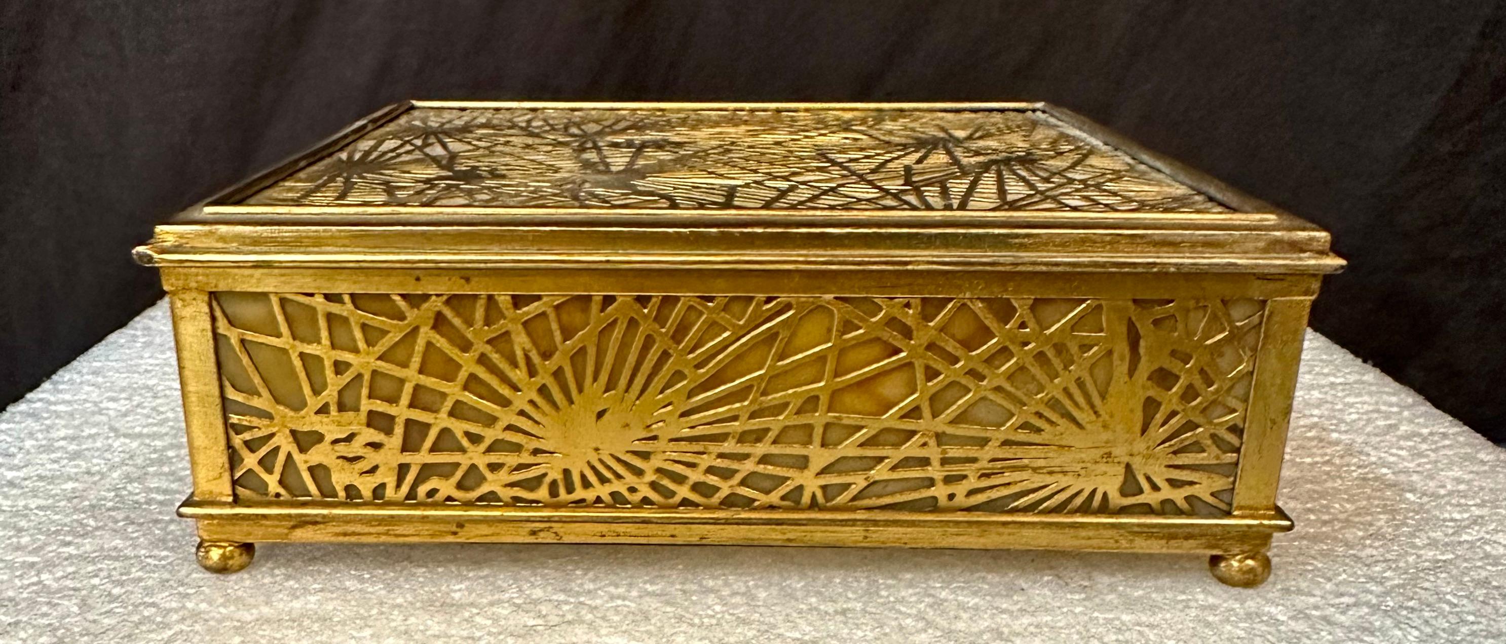 Tiffany Studios Caja de pañuelos con dibujo de agujas de pino Estadounidense en venta