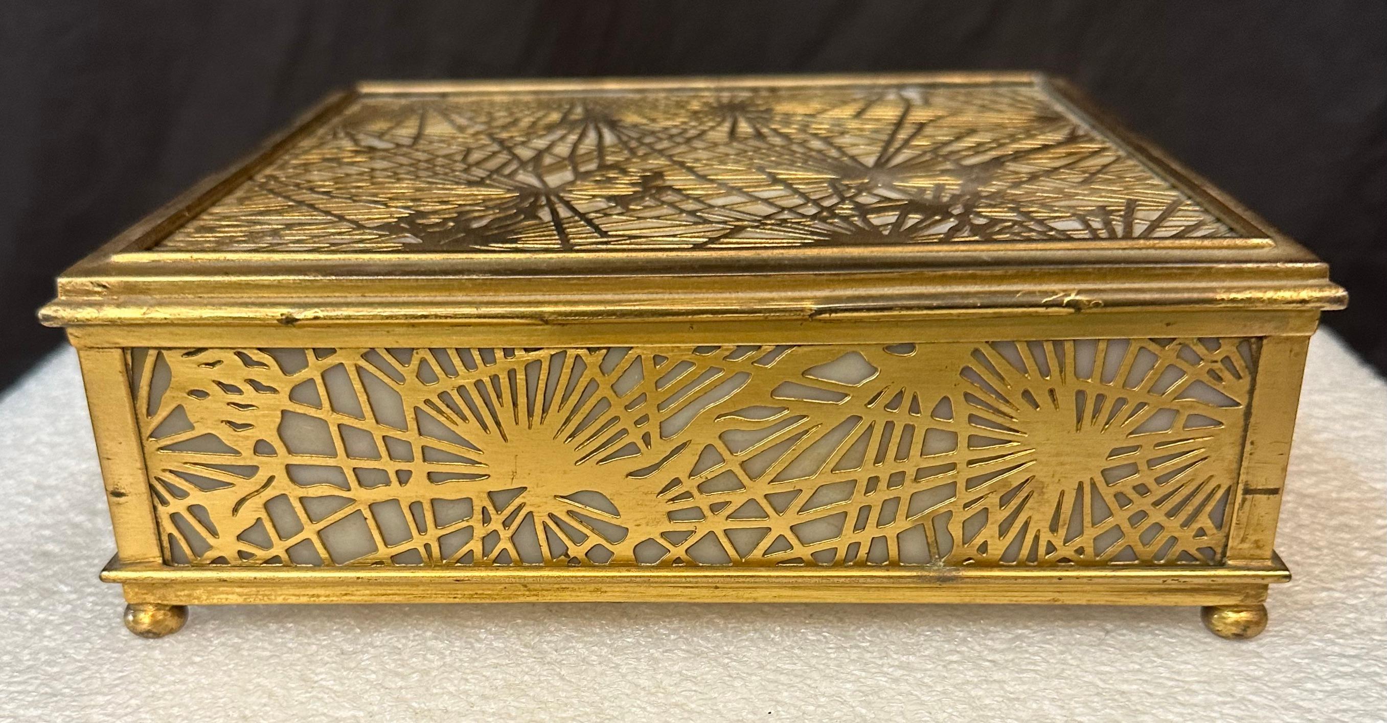 Tiffany Studios Caja de pañuelos con dibujo de agujas de pino Dorado en venta