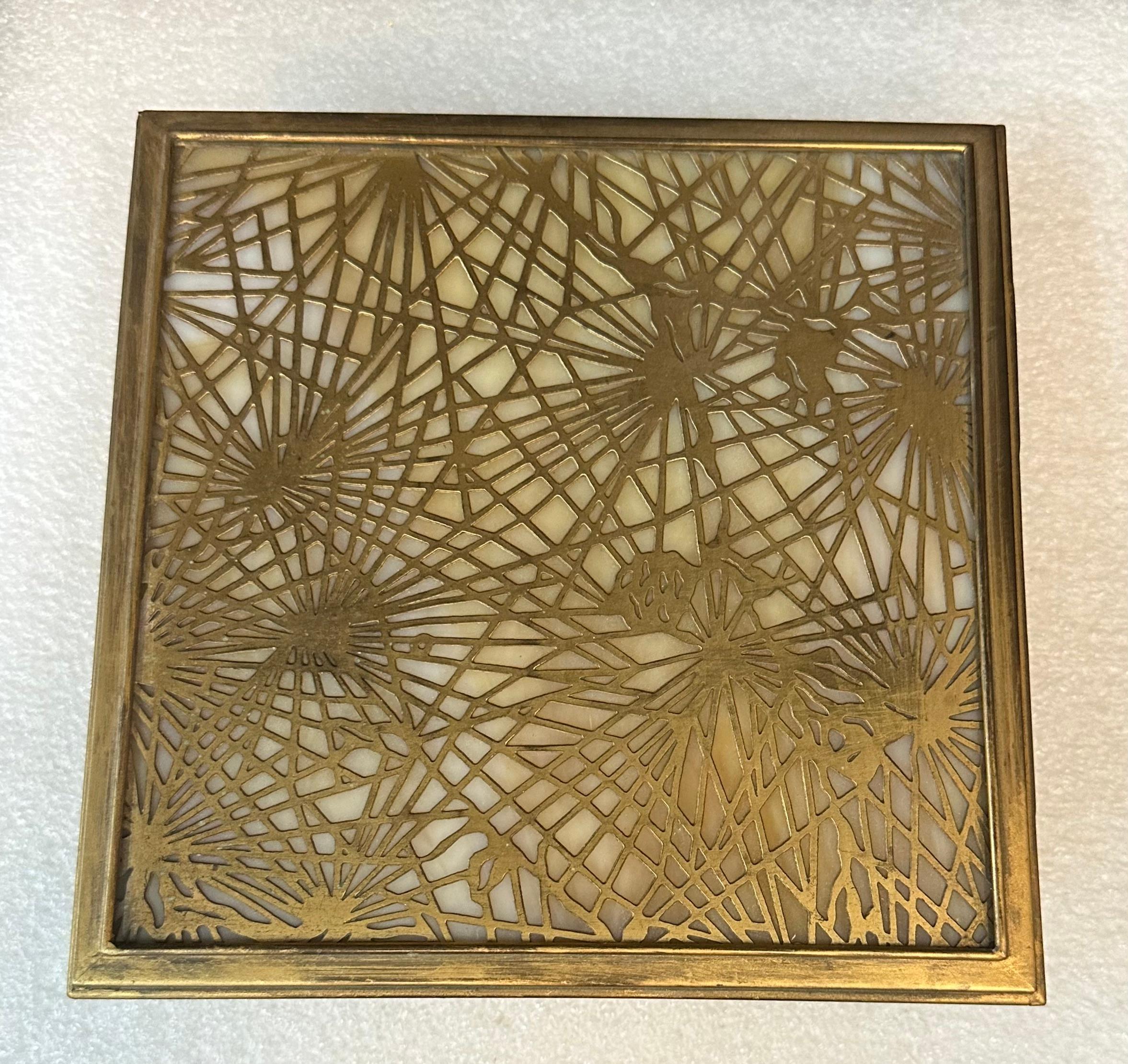 Tiffany Studios Caja de pañuelos con dibujo de agujas de pino siglo XX en venta