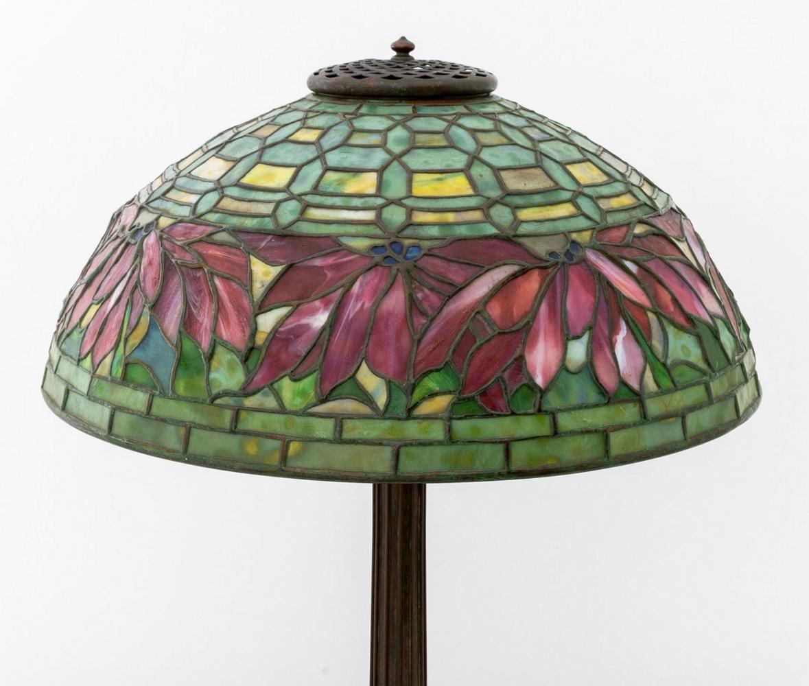 Tiffany Studios Poinsettia Tischlampe (Patiniert) im Angebot