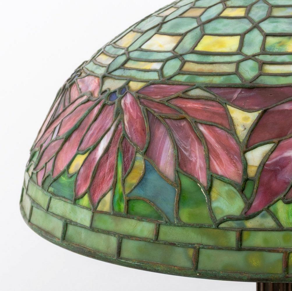 Tiffany Studios Poinsettia Tischlampe im Zustand „Gut“ im Angebot in Astoria, NY