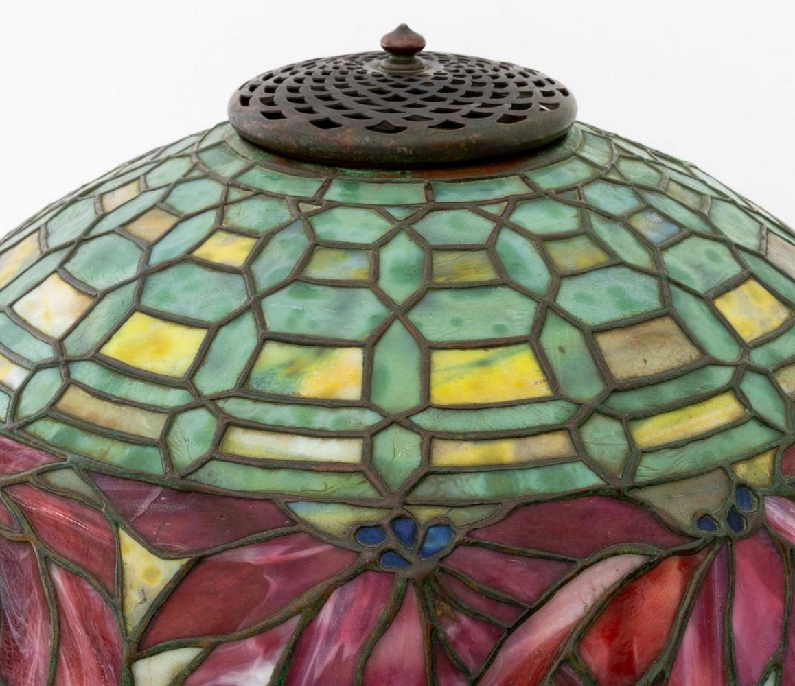 Tiffany Studios Poinsettia Tischlampe (20. Jahrhundert) im Angebot