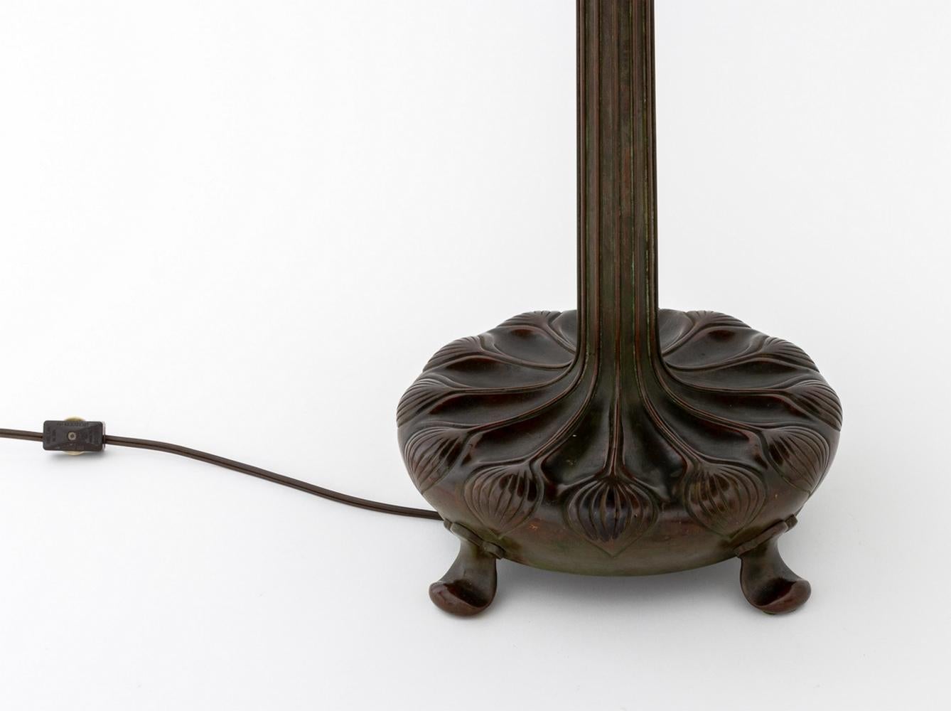 Tiffany Studios Poinsettia Tischlampe (Bronze) im Angebot