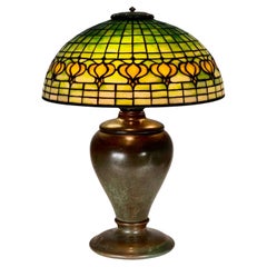 Lampada da tavolo con melograno di Tiffany Studios