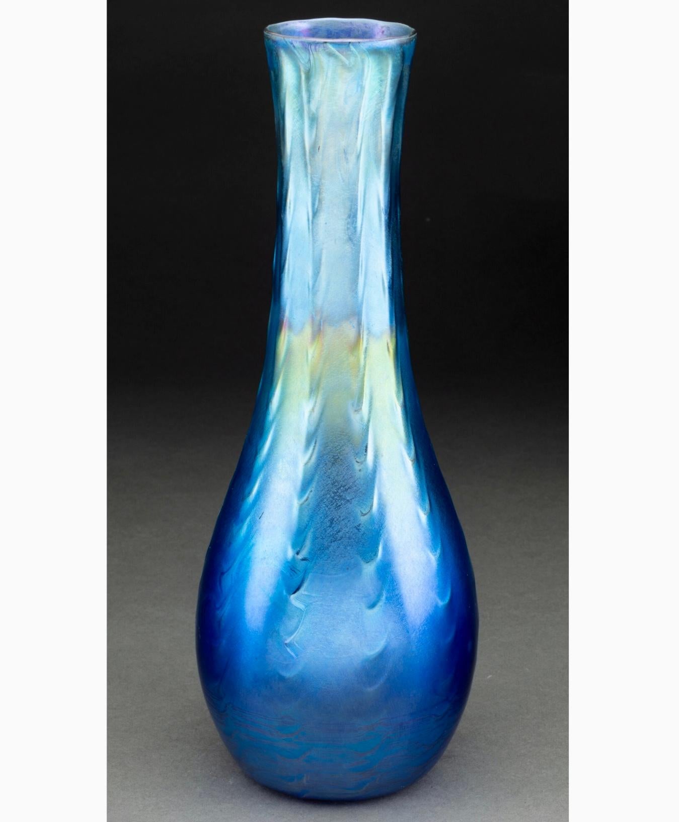 Art Nouveau Rare Form A di Tiffany Studios Vaso decorato con faville iridescenti blu in vendita