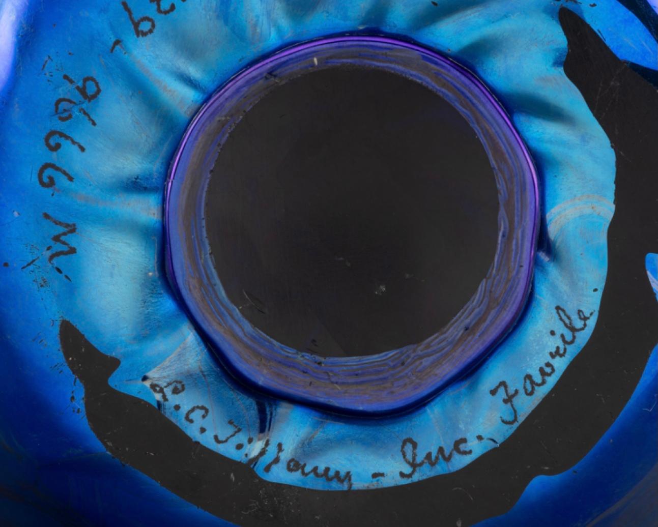 Cotto in fornace Rare Form A di Tiffany Studios Vaso decorato con faville iridescenti blu in vendita