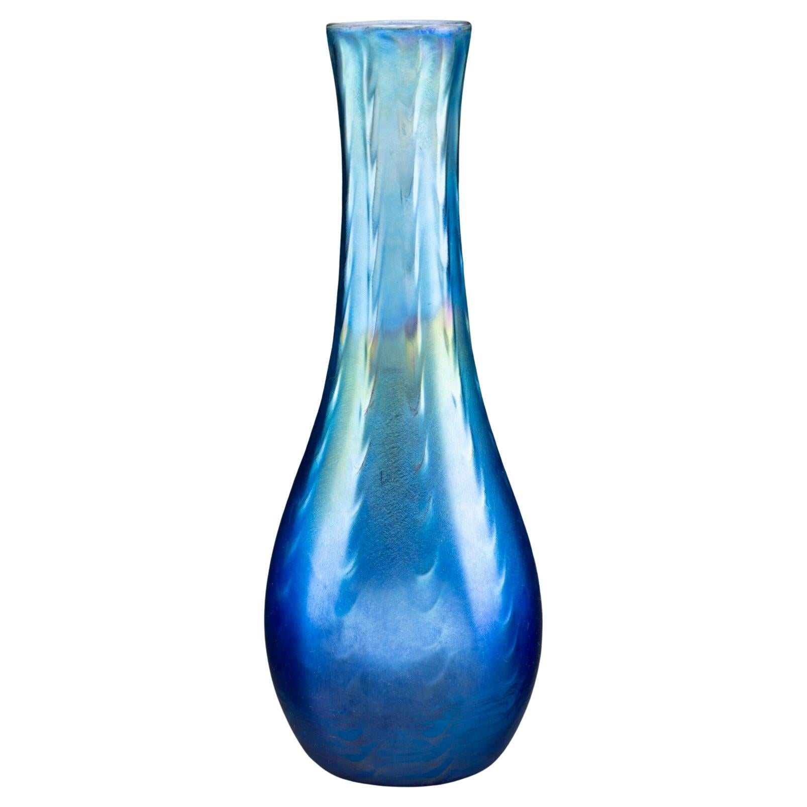 Rare Form A di Tiffany Studios Vaso decorato con faville iridescenti blu