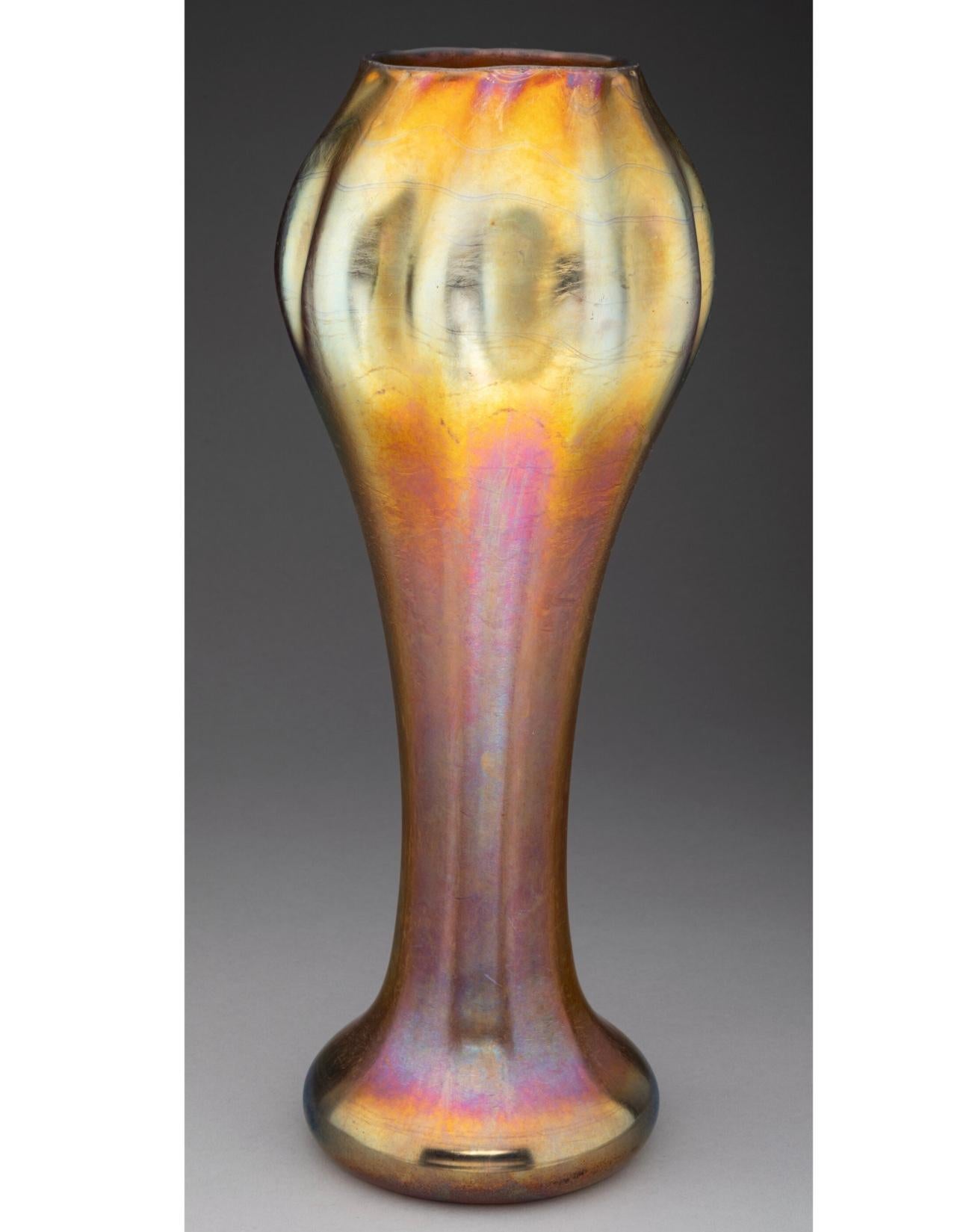 Art Nouveau Raro vaso grande in favrile iridescente di Tiffany Studios in vendita