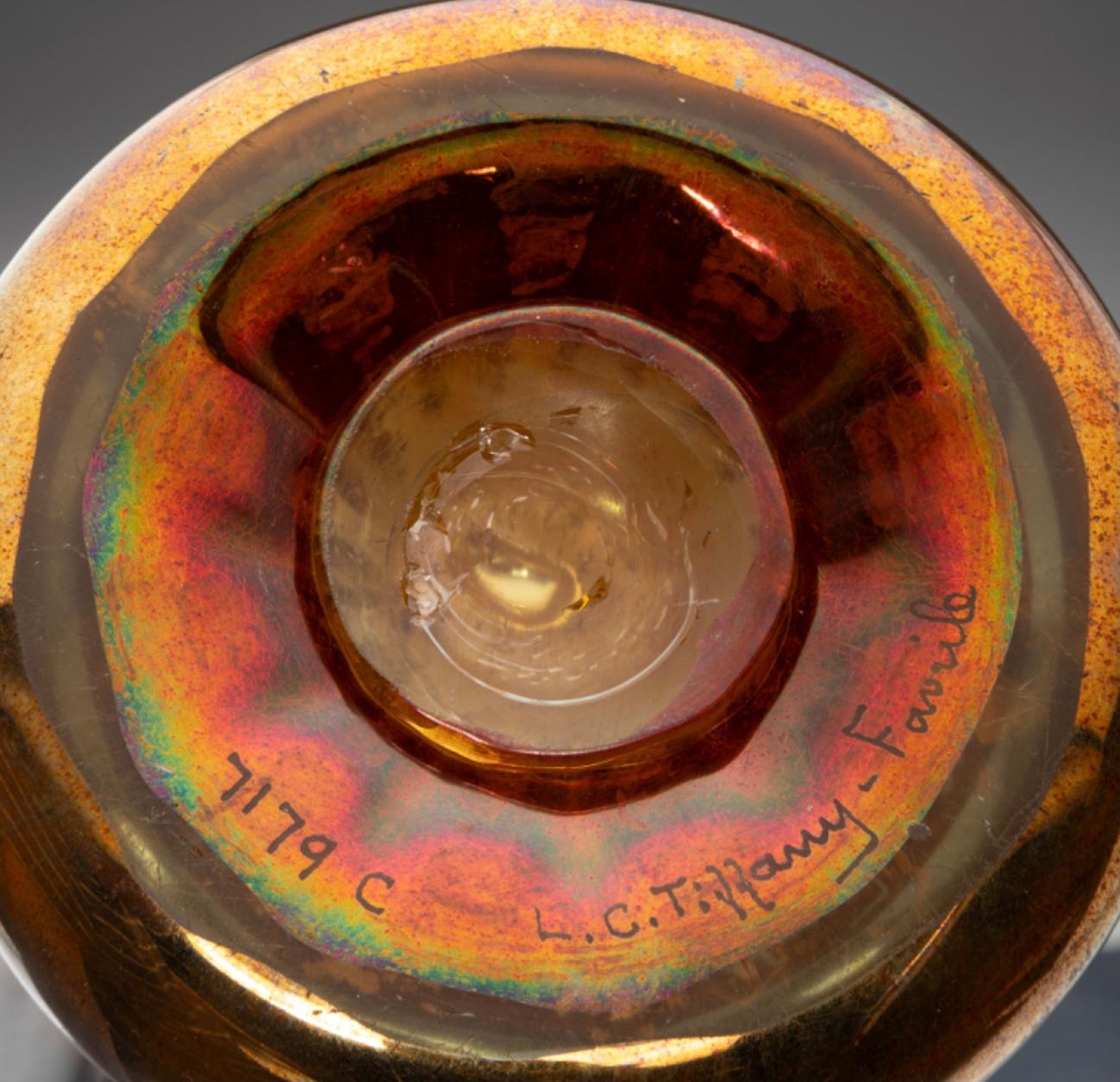 Cotto in fornace Raro vaso grande in favrile iridescente di Tiffany Studios in vendita