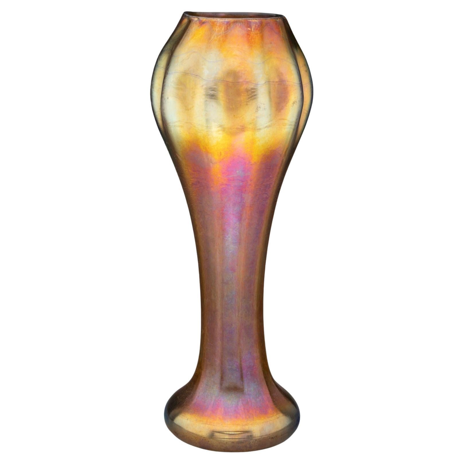 Raro vaso grande in favrile iridescente di Tiffany Studios