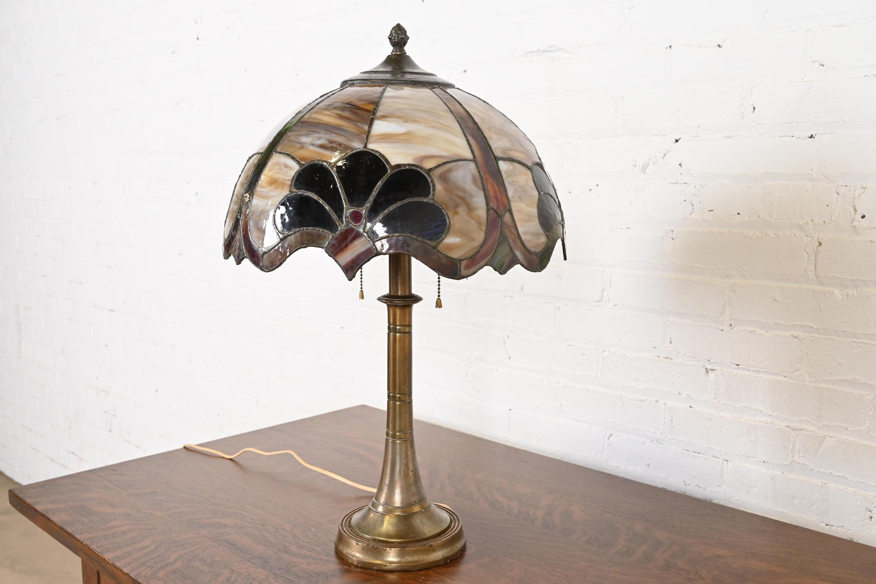 Lámpara de sobremesa de bronce estilo Arts & Crafts Tiffany Studios con pantalla de vidrieras Artes y manualidades en venta