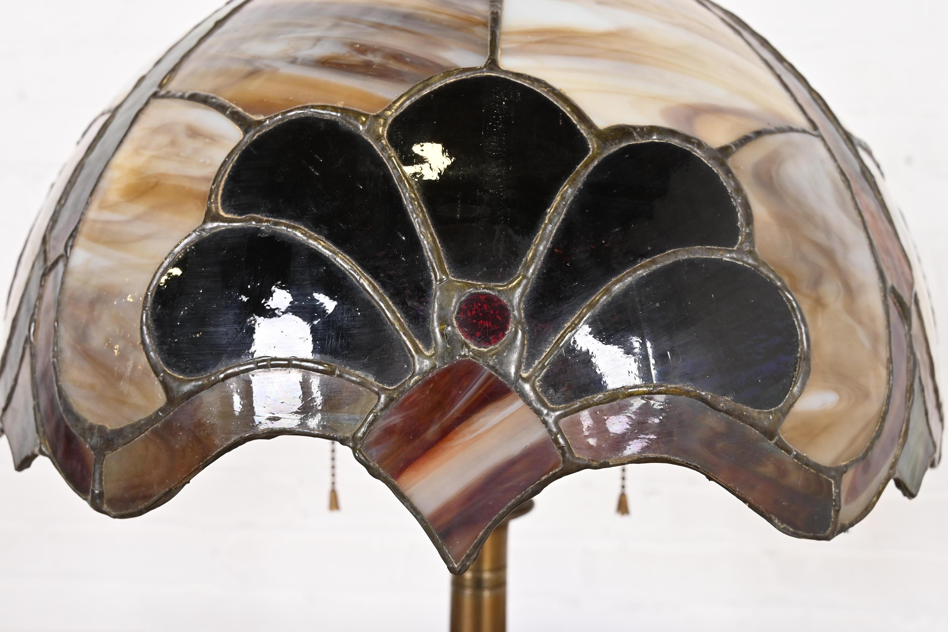 Lámpara de sobremesa de bronce estilo Arts & Crafts Tiffany Studios con pantalla de vidrieras mediados del siglo XX en venta