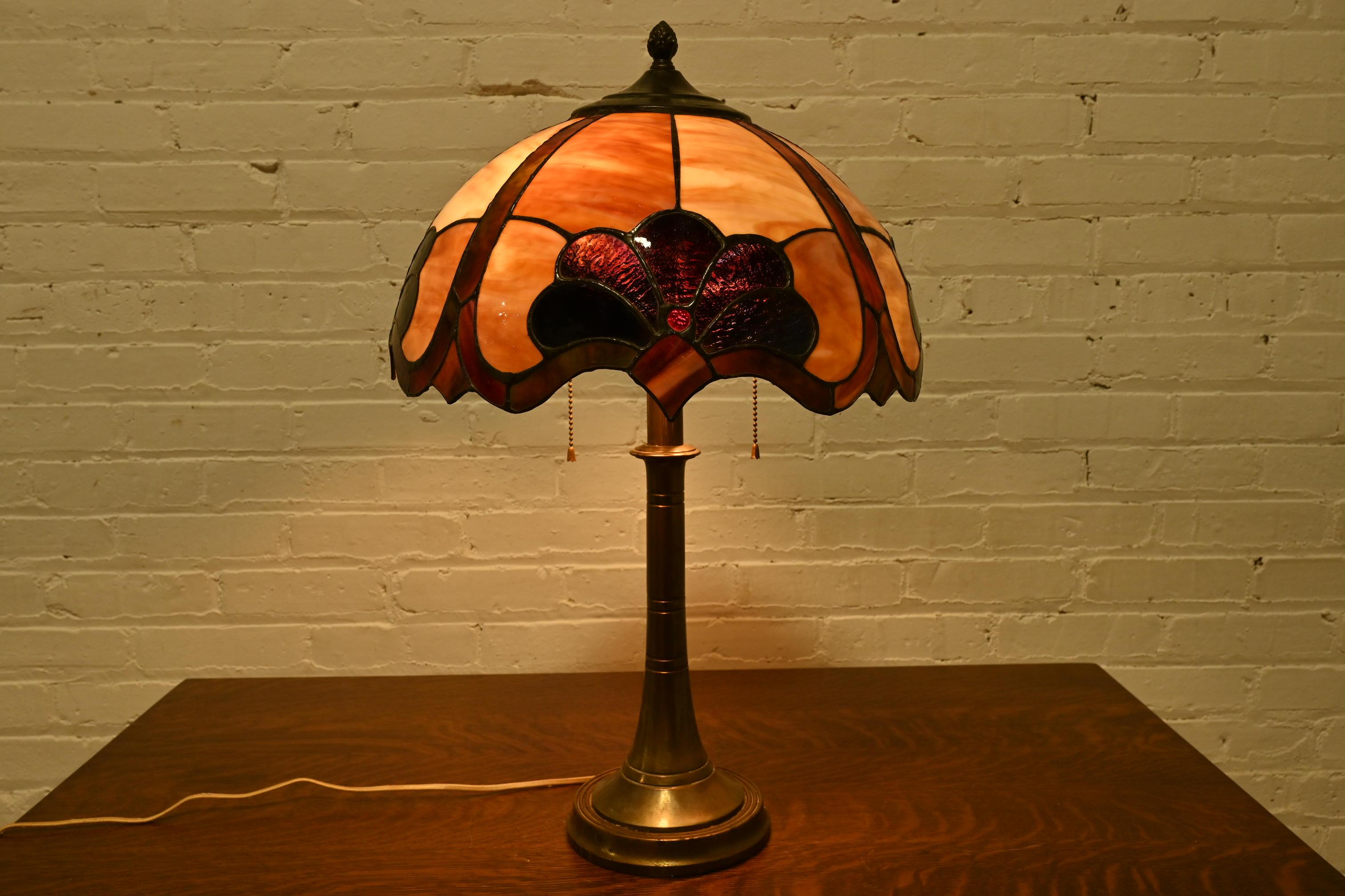 Lámpara de sobremesa de bronce estilo Arts & Crafts Tiffany Studios con pantalla de vidrieras en venta 2