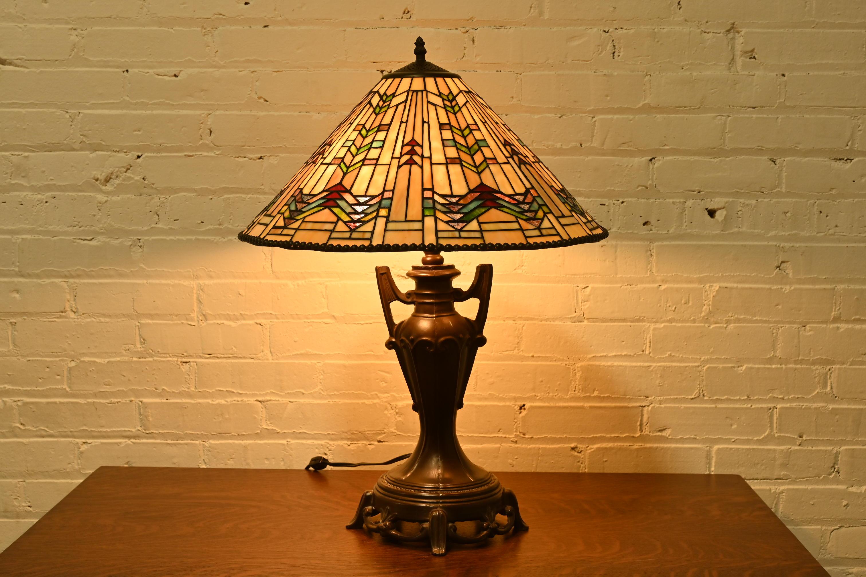 Lampada da tavolo in stile Tiffany Studios con paralume geometrico in vetro Stained Glass in vendita 3