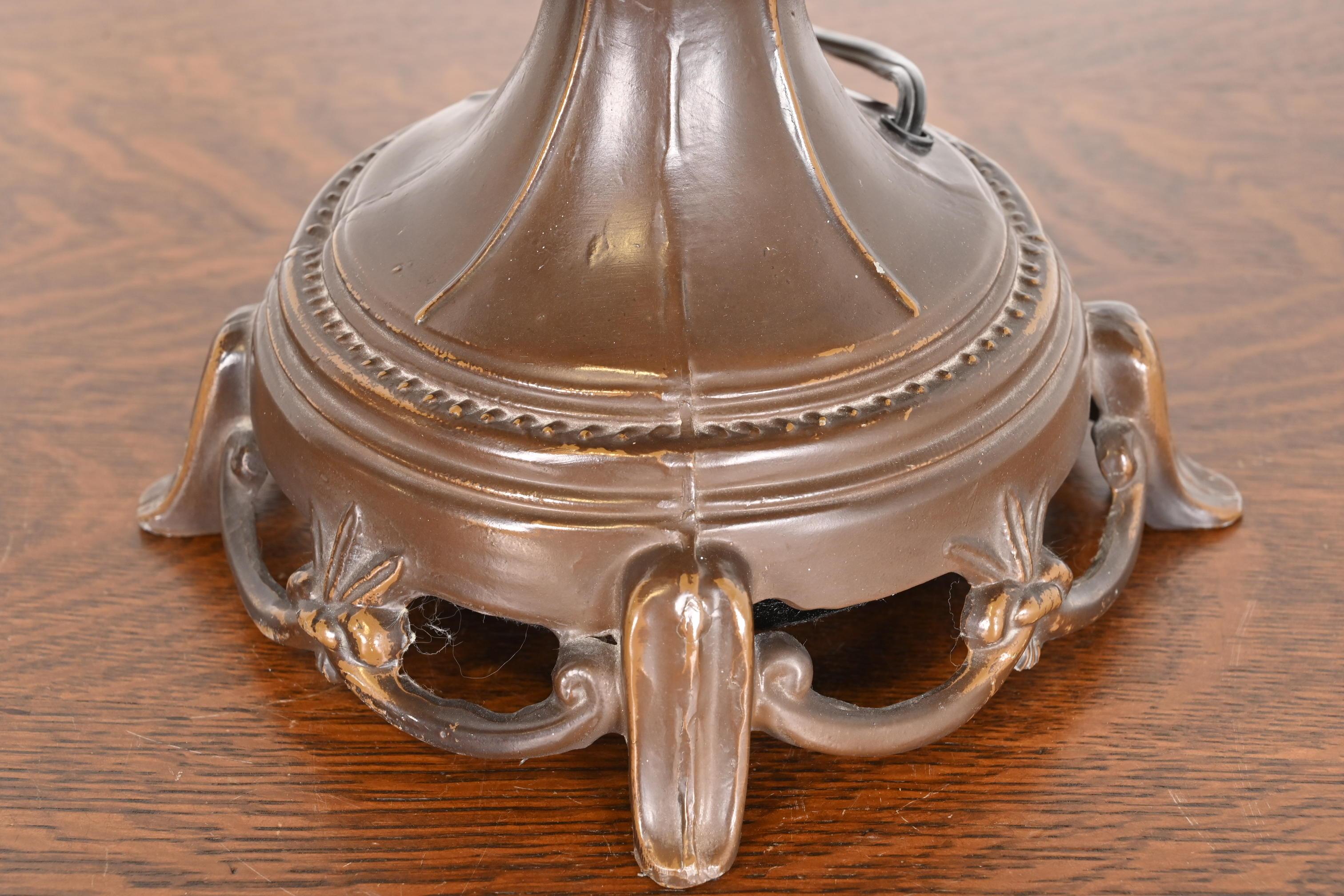 Lampada da tavolo in stile Tiffany Studios con paralume geometrico in vetro Stained Glass in vendita 4