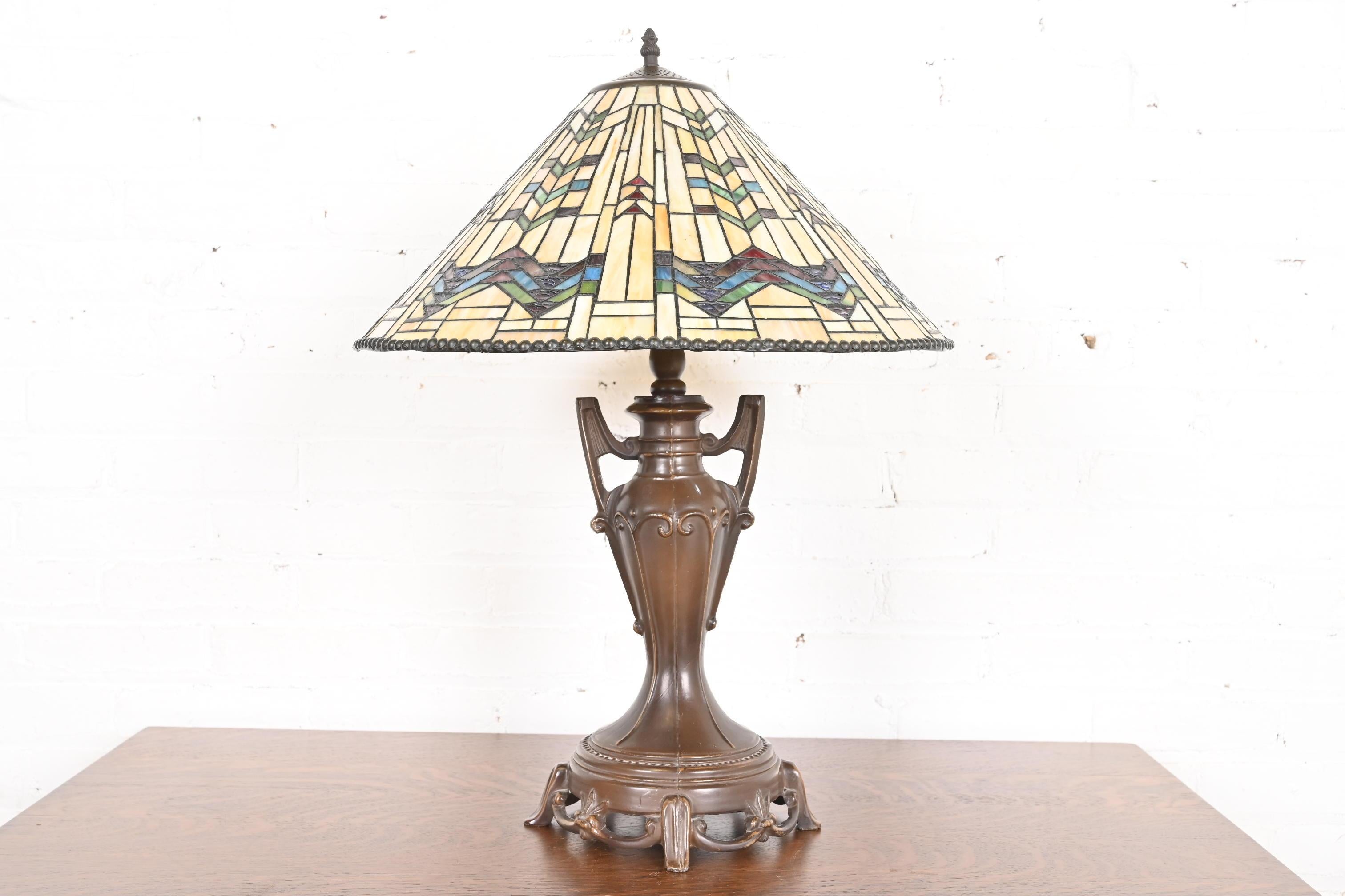 Una splendida lampada da tavolo in stile Arts & Crafts con paralume in vetro colorato geometrico in stile Frank Lloyd Wright

Alla maniera di Tiffany Studios 

Circa all'inizio del XXI secolo

Misure: 20,5