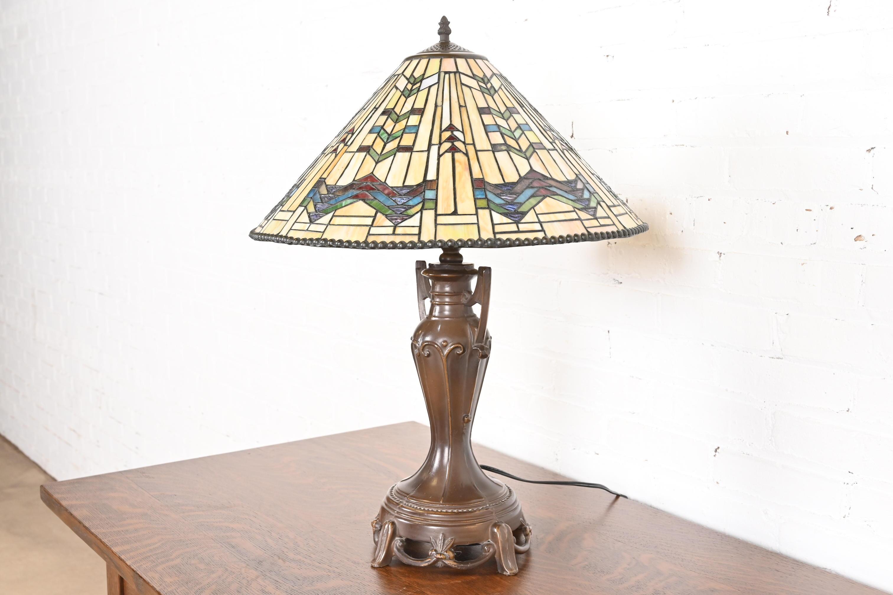 Cinese Lampada da tavolo in stile Tiffany Studios con paralume geometrico in vetro Stained Glass in vendita